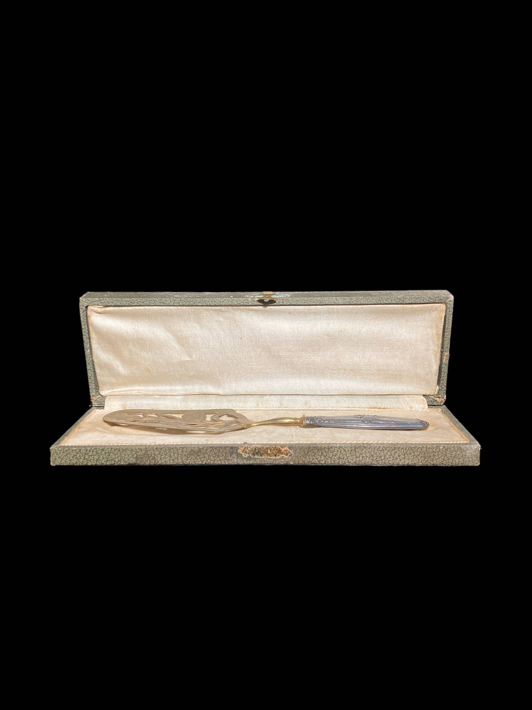 Gold metal pie server
