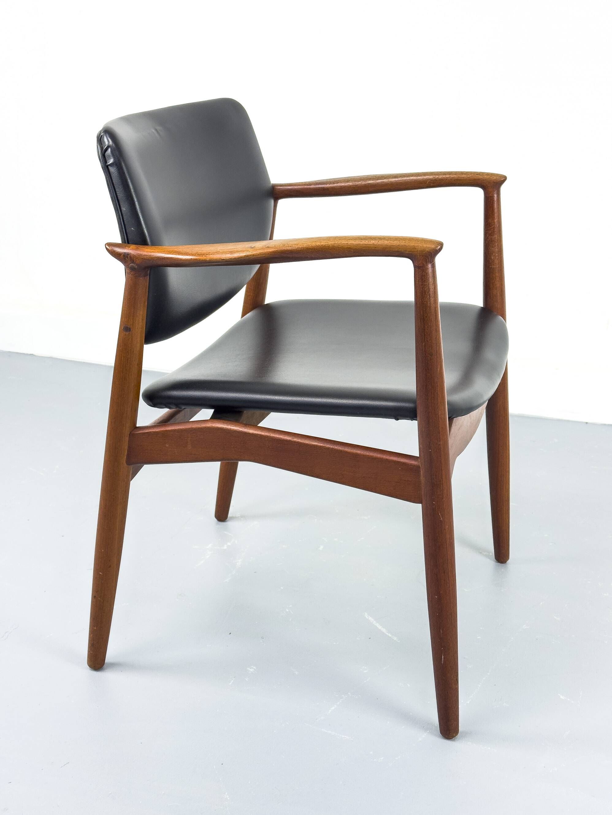 Fauteuil en teck danois par Erik Buch pour Ørum Møbelfabrik, années 1960.