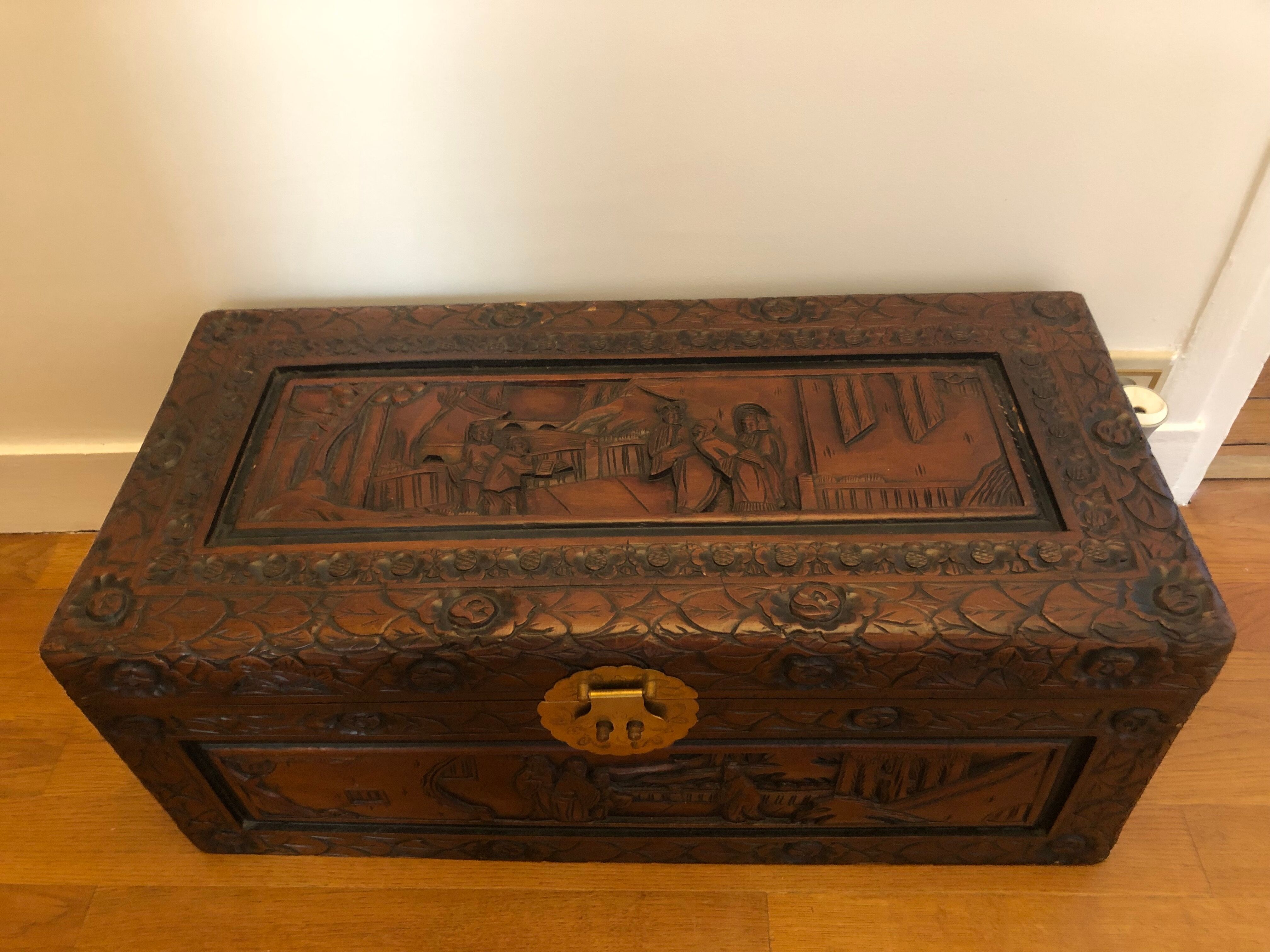 Coffre en bois sculpté à décor asiatique