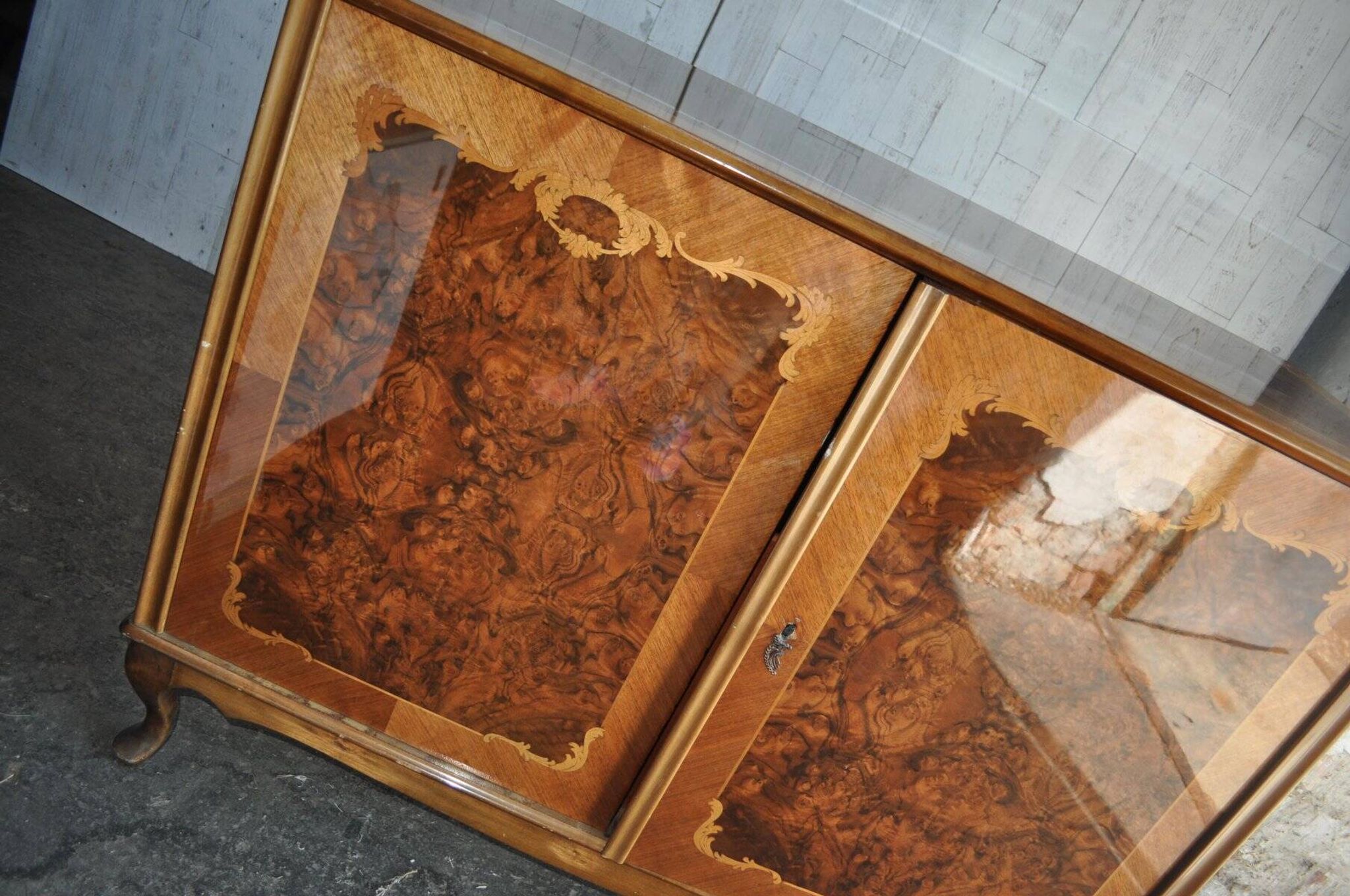 Neo-baroque brown wooden dressing table with marquetry and curved legs (1940, Hungary)