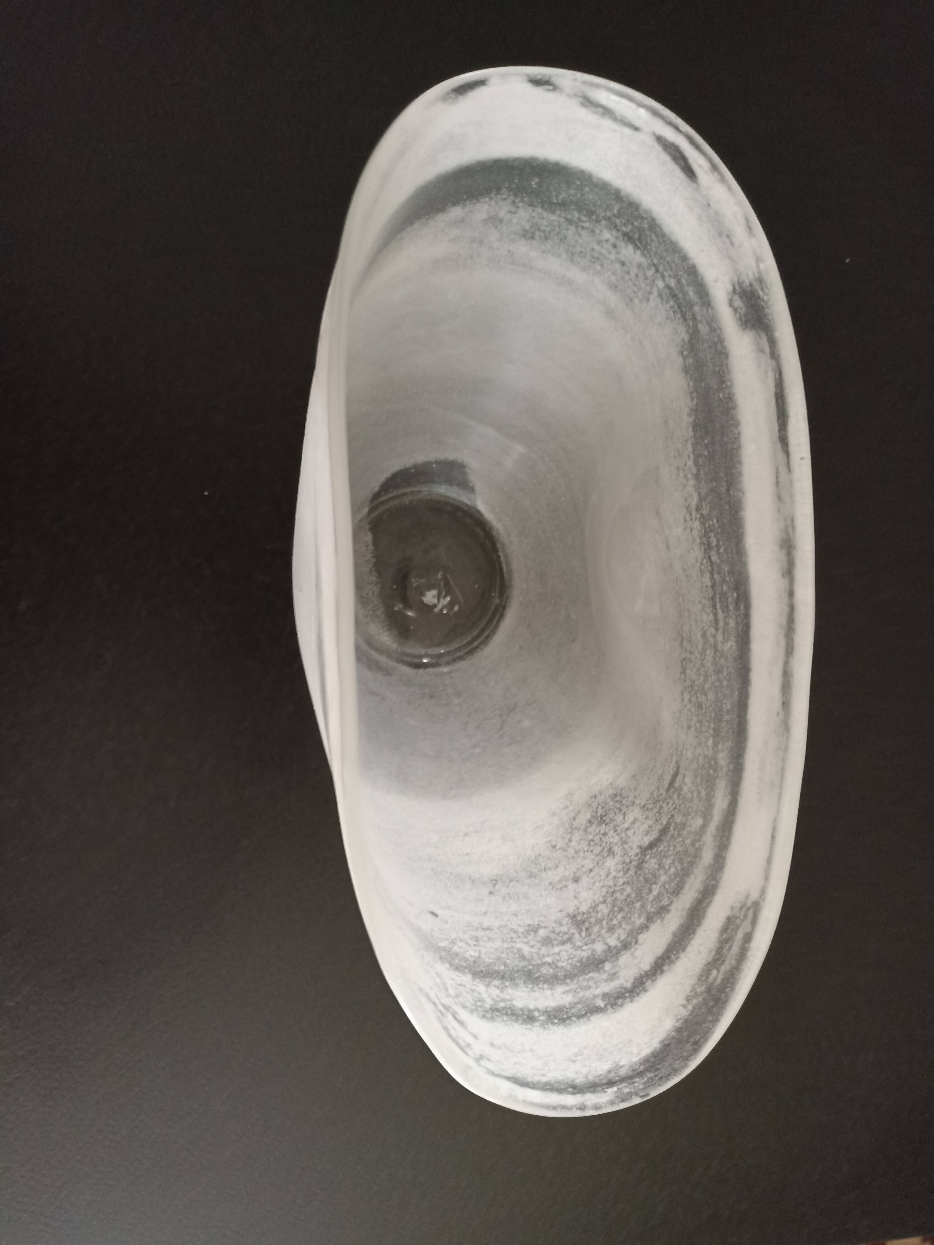 Vase triangulaire en verre mat