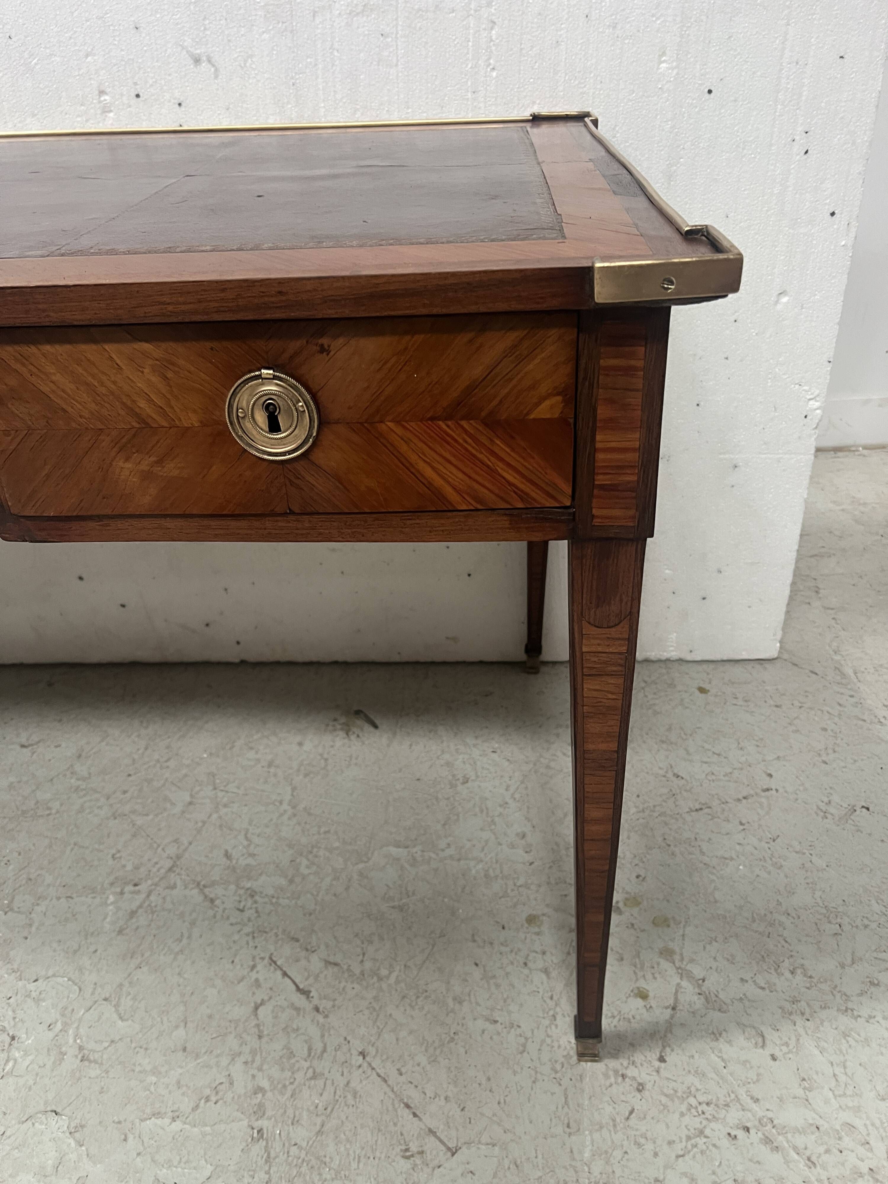 Louis XVI flat desk in mahogany veneer and rosewood, 18th century.