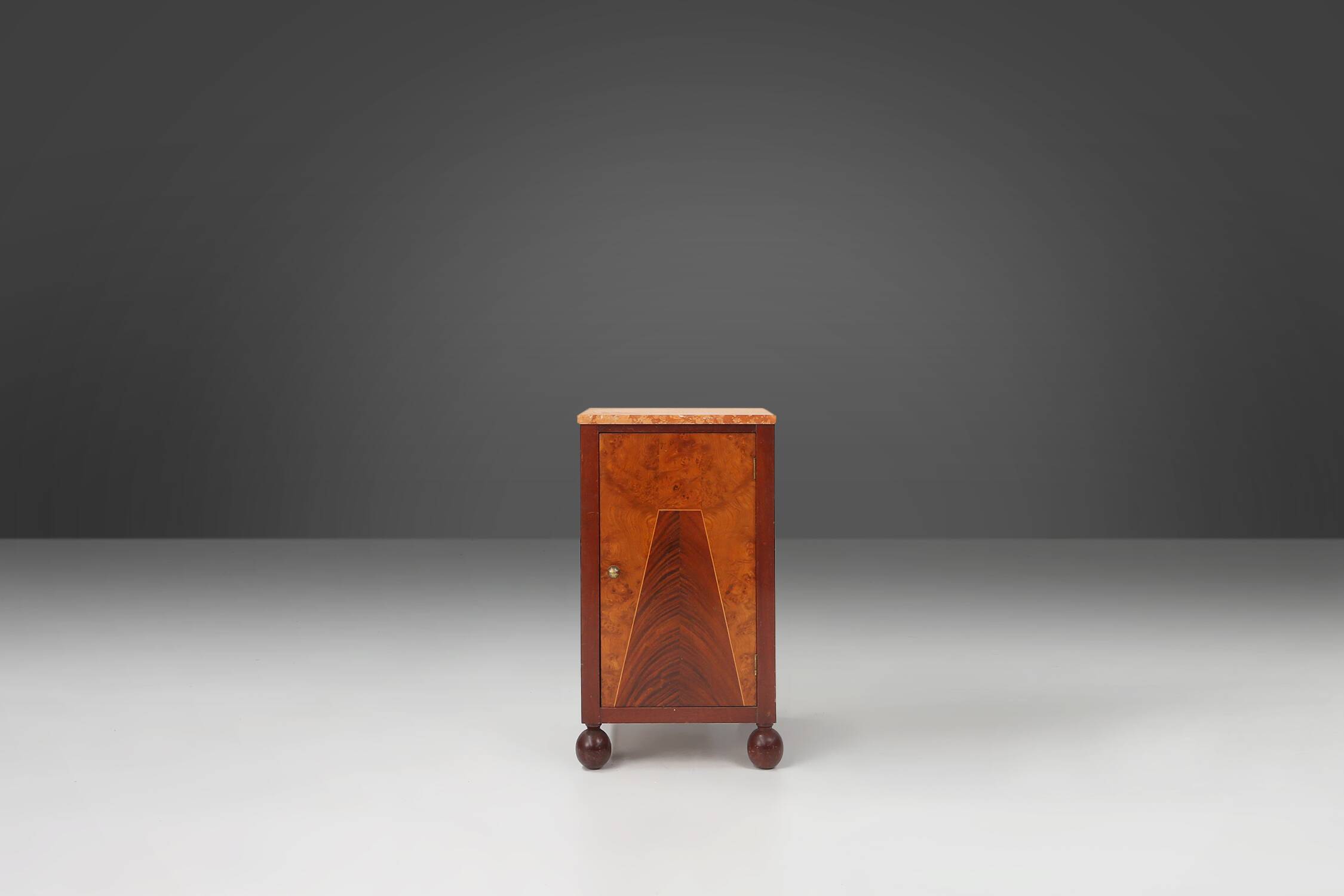 Table de chevet Art Déco avec marqueterie géométrique en bois et plateau en marbre, France, années 1930