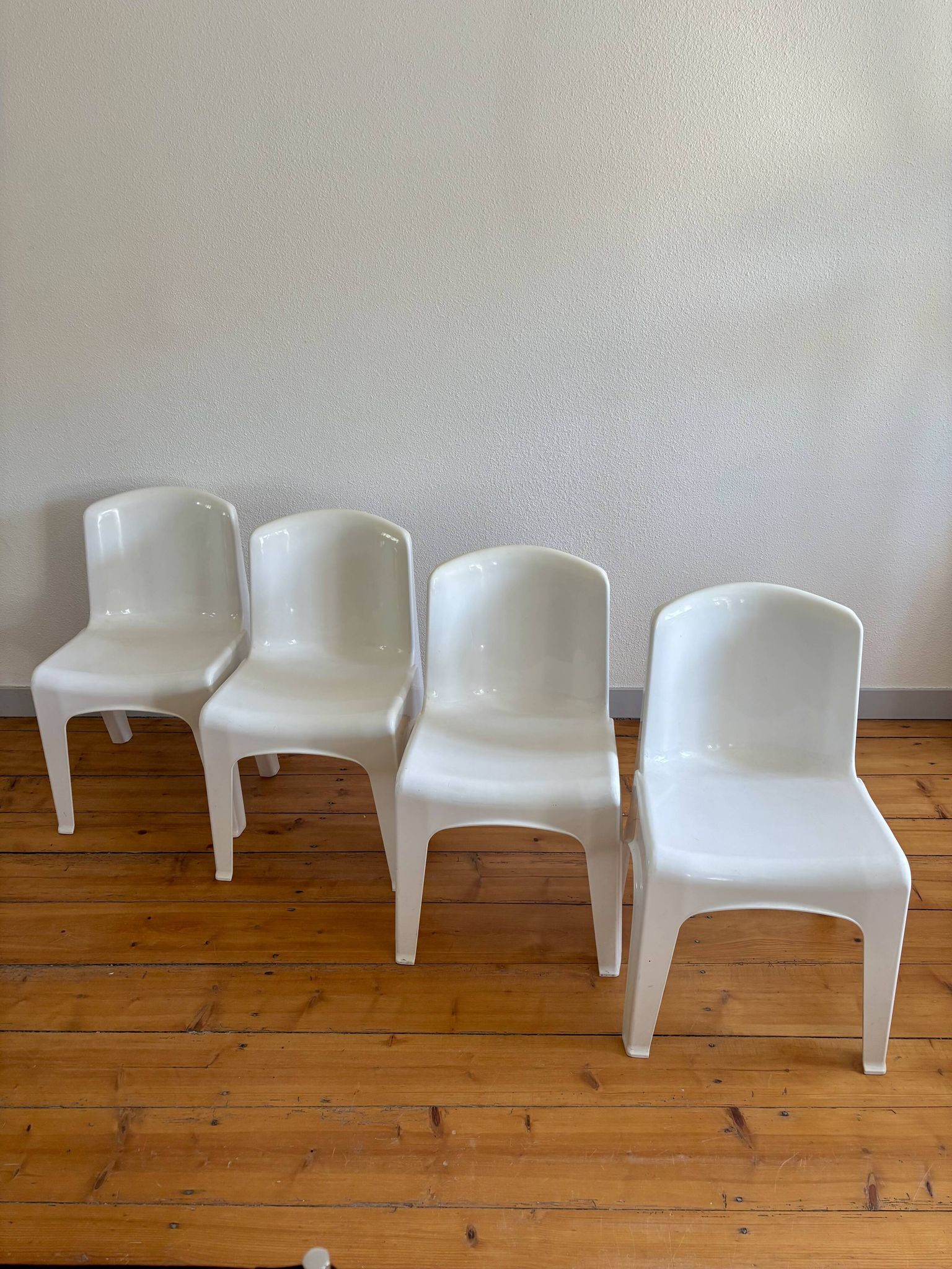 Set of 4 Gilac chairs from 1970.