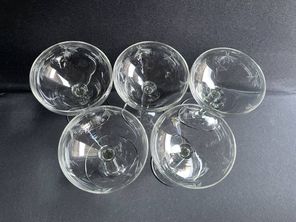 5 blown glass champagne glasses with cut bee decoration