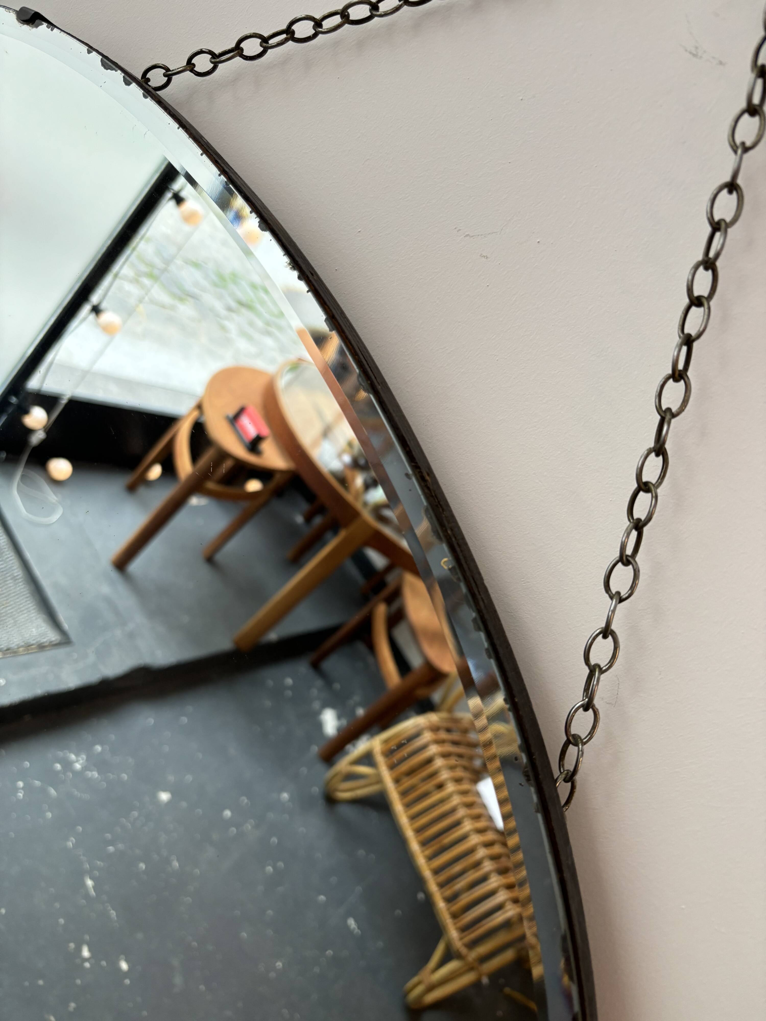 Oval beveled mirror with its chain