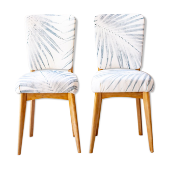 Paire de chaises vintage retapissées avec un tissu au motif de palme