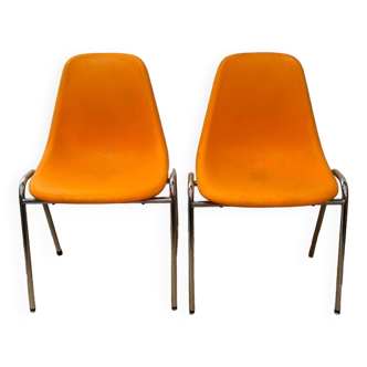 Deux chaises plastique orange pollak aéroport Orly