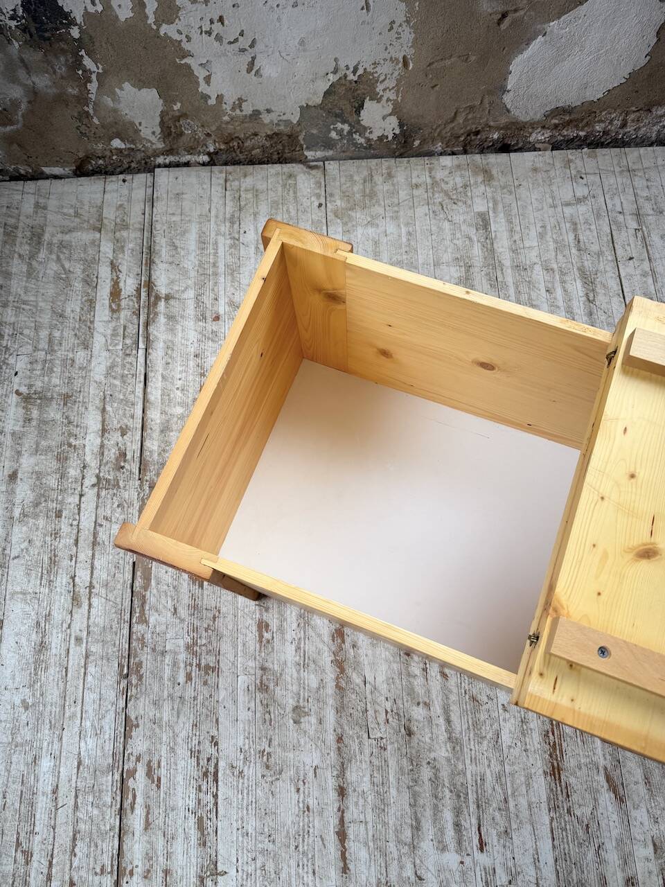 Chest or coffee table Perriand Les Arcs 1800
