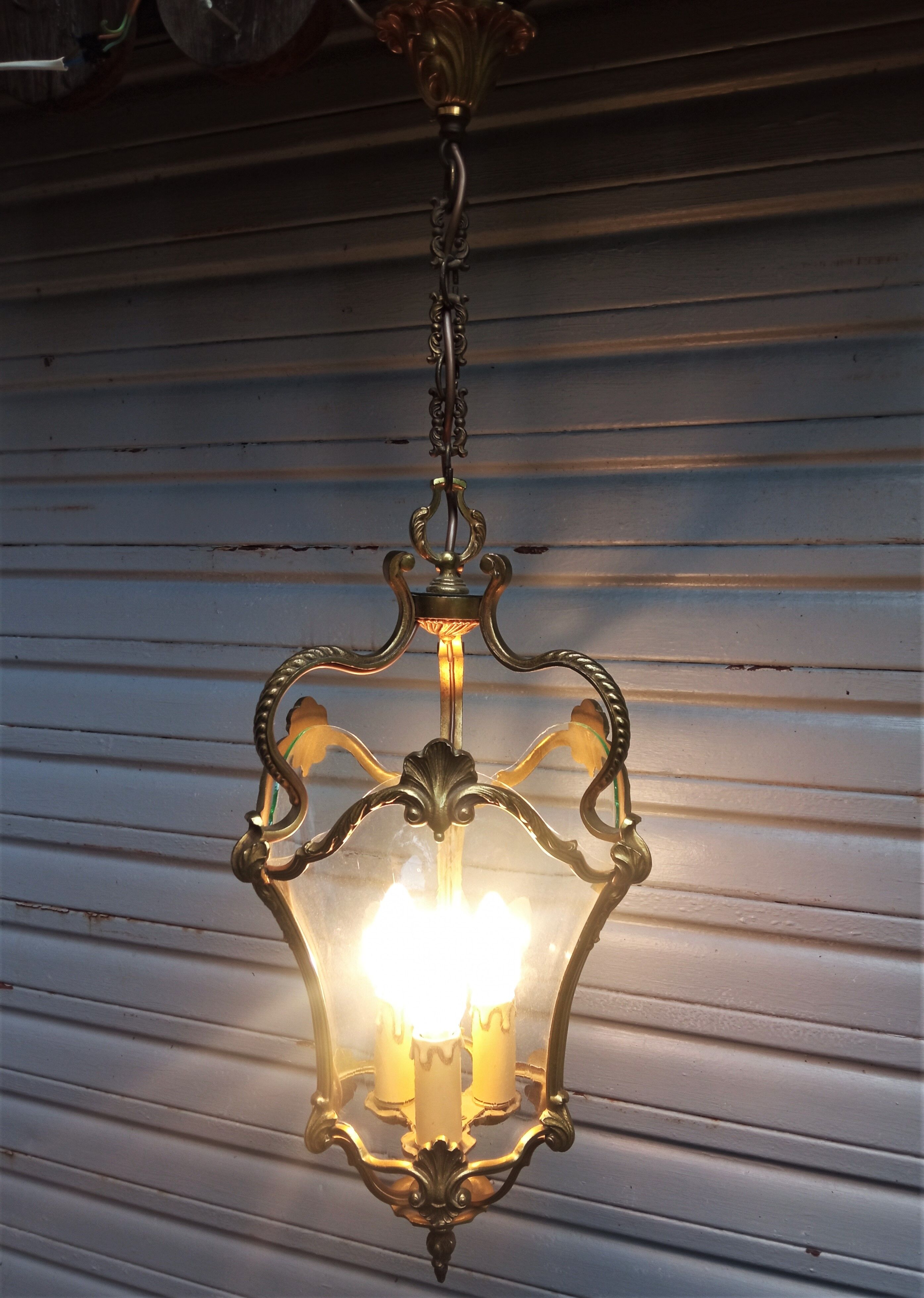 Bronze lantern Louis XV style in working order, curved glasses