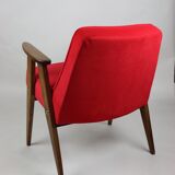 Fauteuil red velvet 366 de Józef Chierowski années 1970