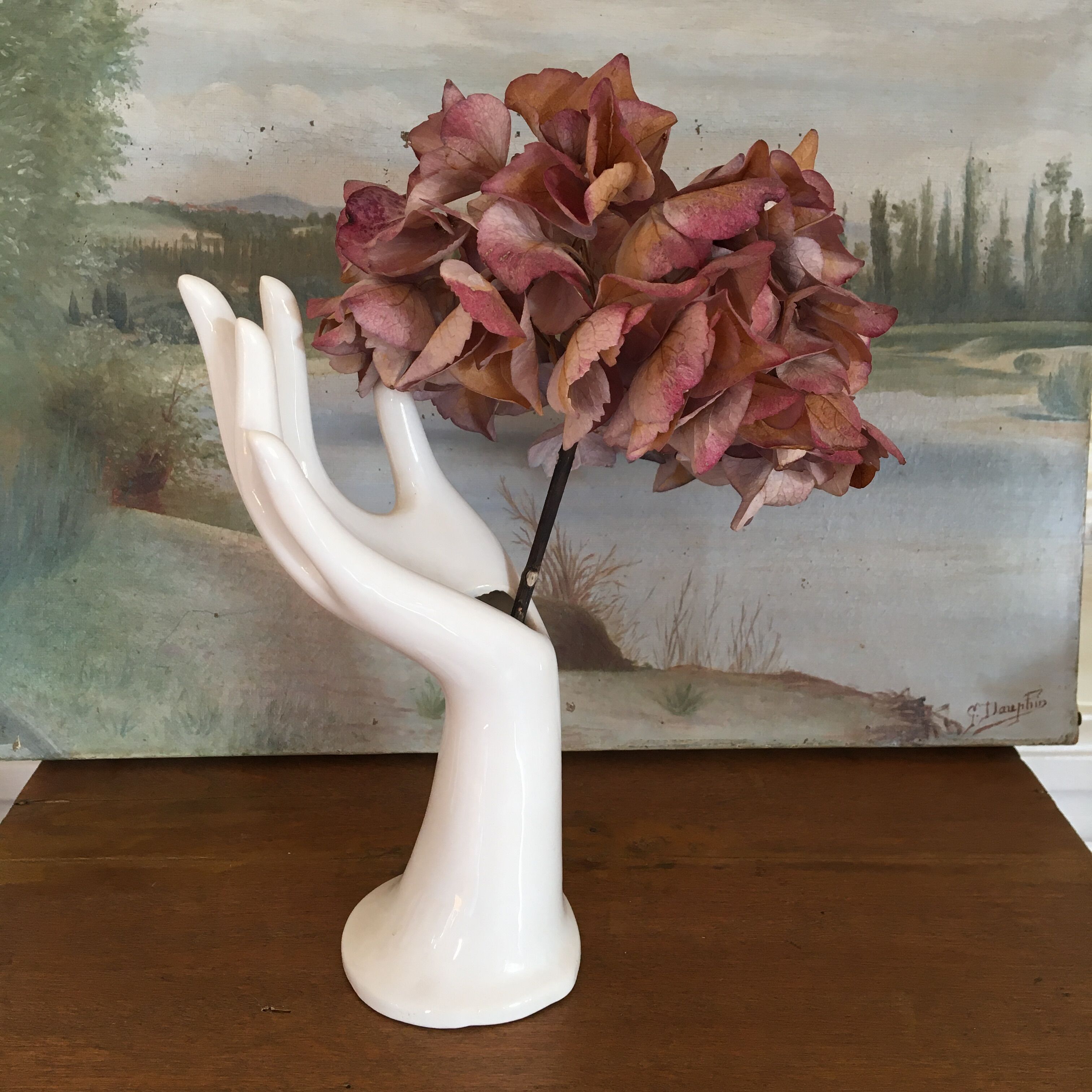 Hand soliflore wearing white ring