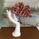 Hand soliflore wearing white ring