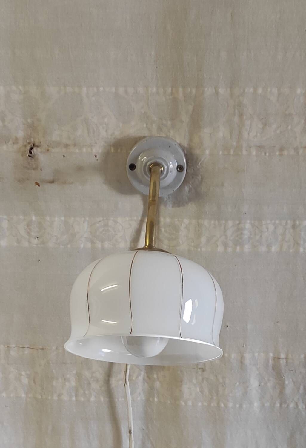 Vintage wall light in brass, porcelain and opaline - mid 20th century.