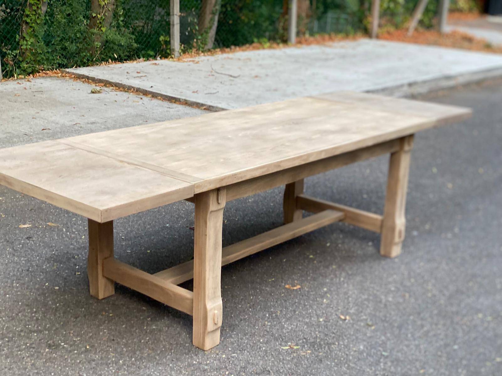 Extensible farmhouse dining table stripped in raw solid oak from the 1970s.