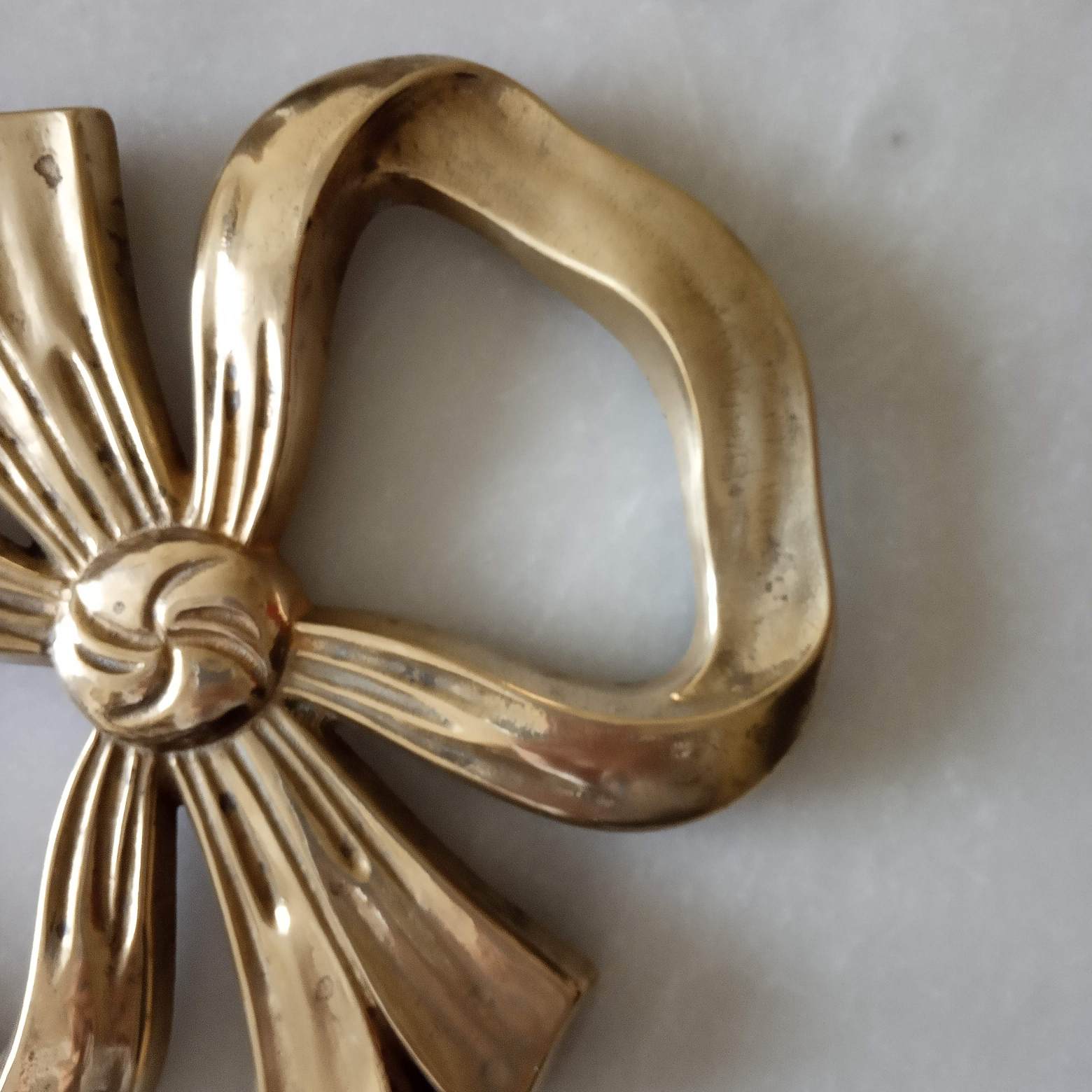 Flat silver knot utable mat