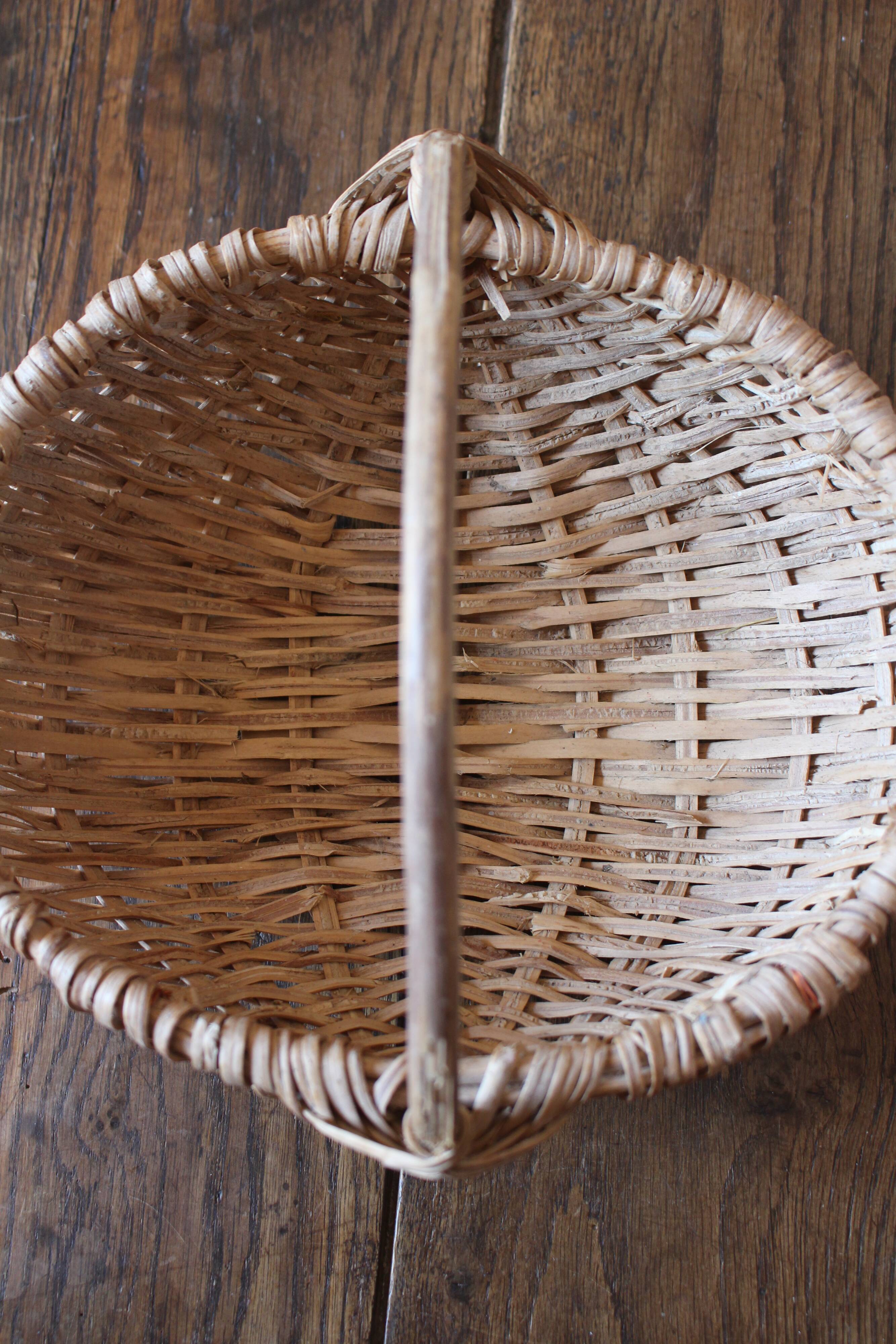 Light wicker oval basket with vintage round handle