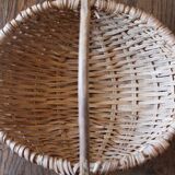 Light wicker oval basket with vintage round handle
