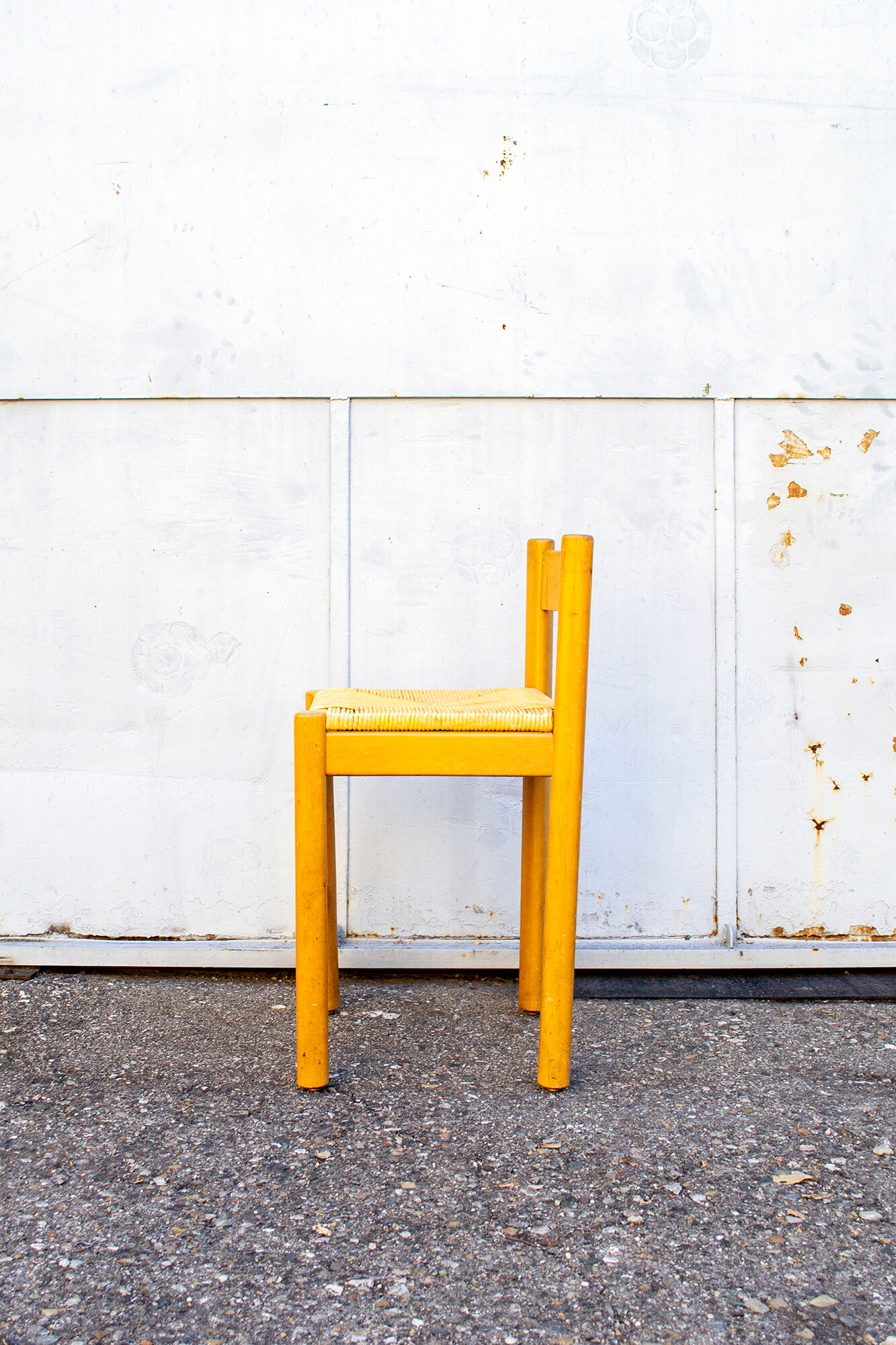 Quatre tabourets en bois et en paille 70s