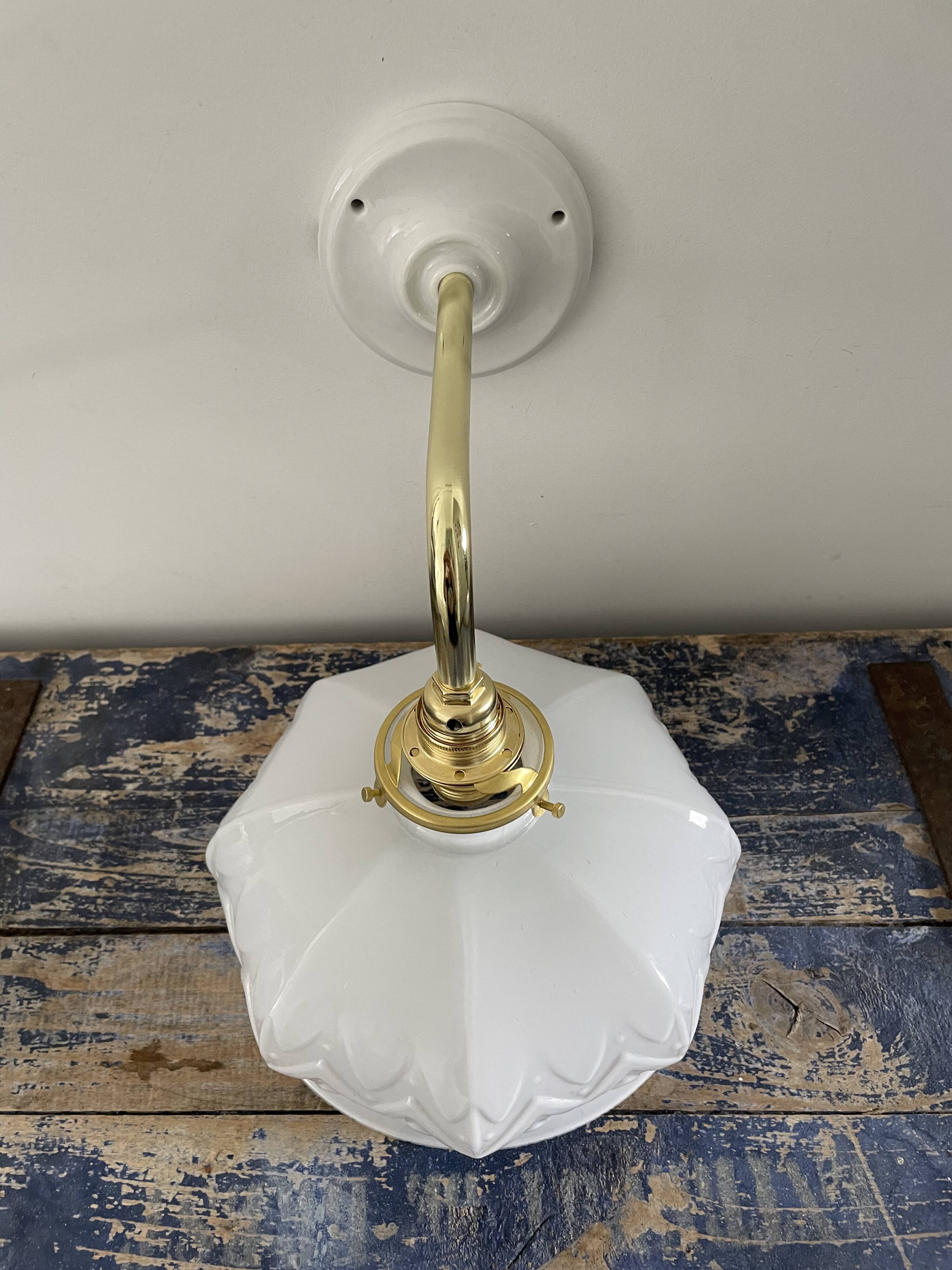 Applique vintage en opaline blanche