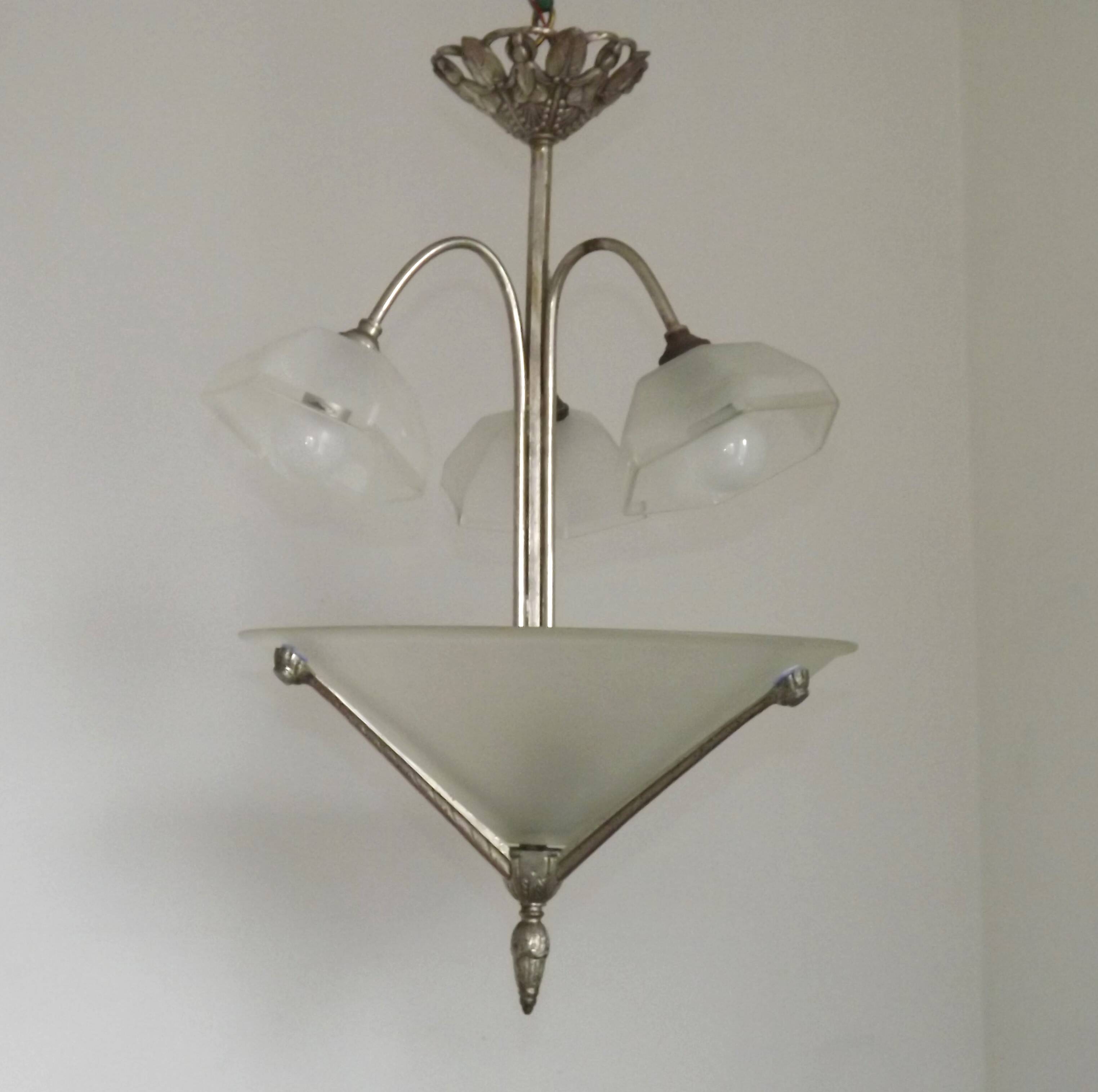 Chandelier en argent Art Déco français à 3 lumières avec abat-jours coniques et hexagonaux opaques