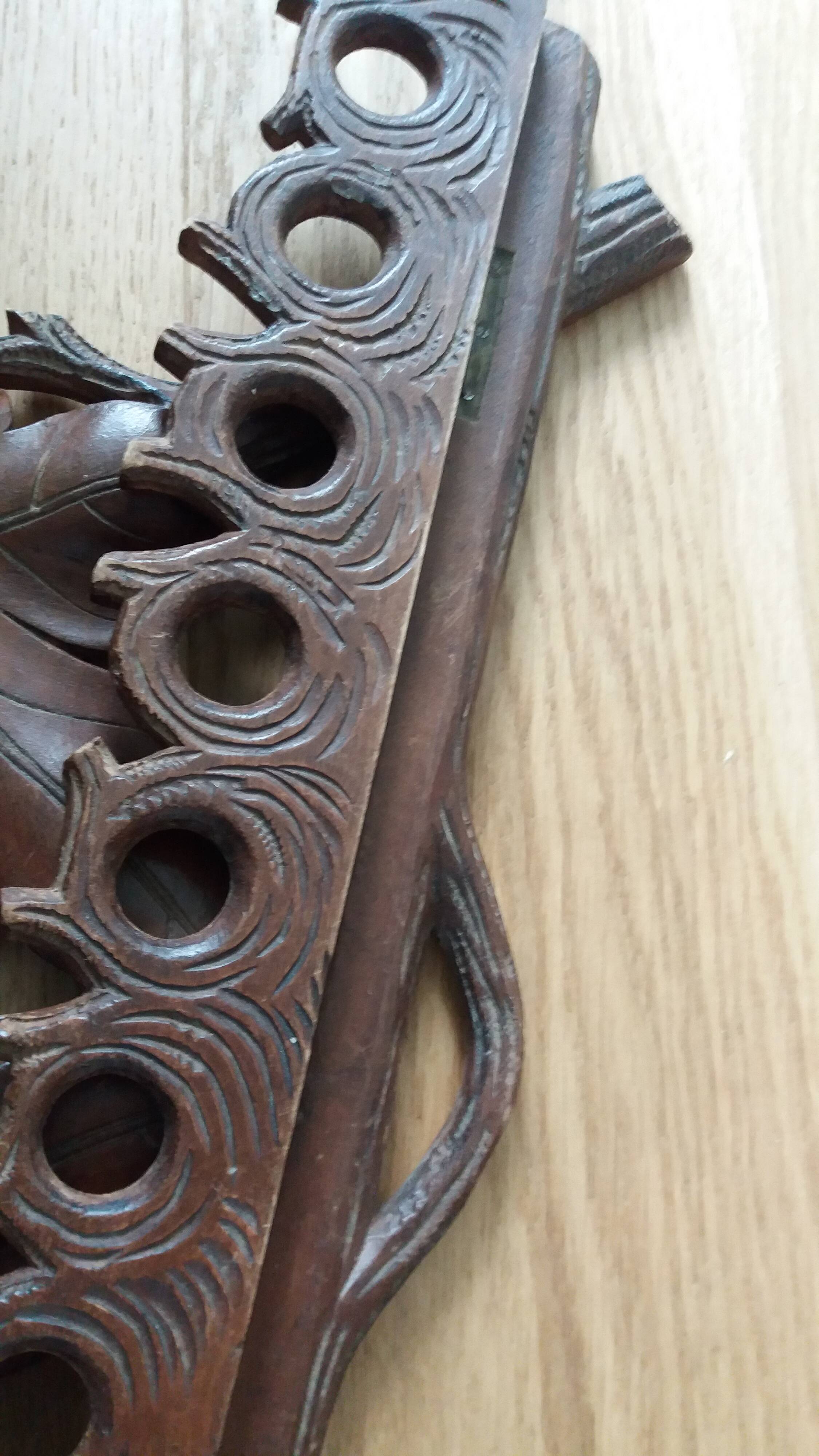 Porte pipes en bois sculpté