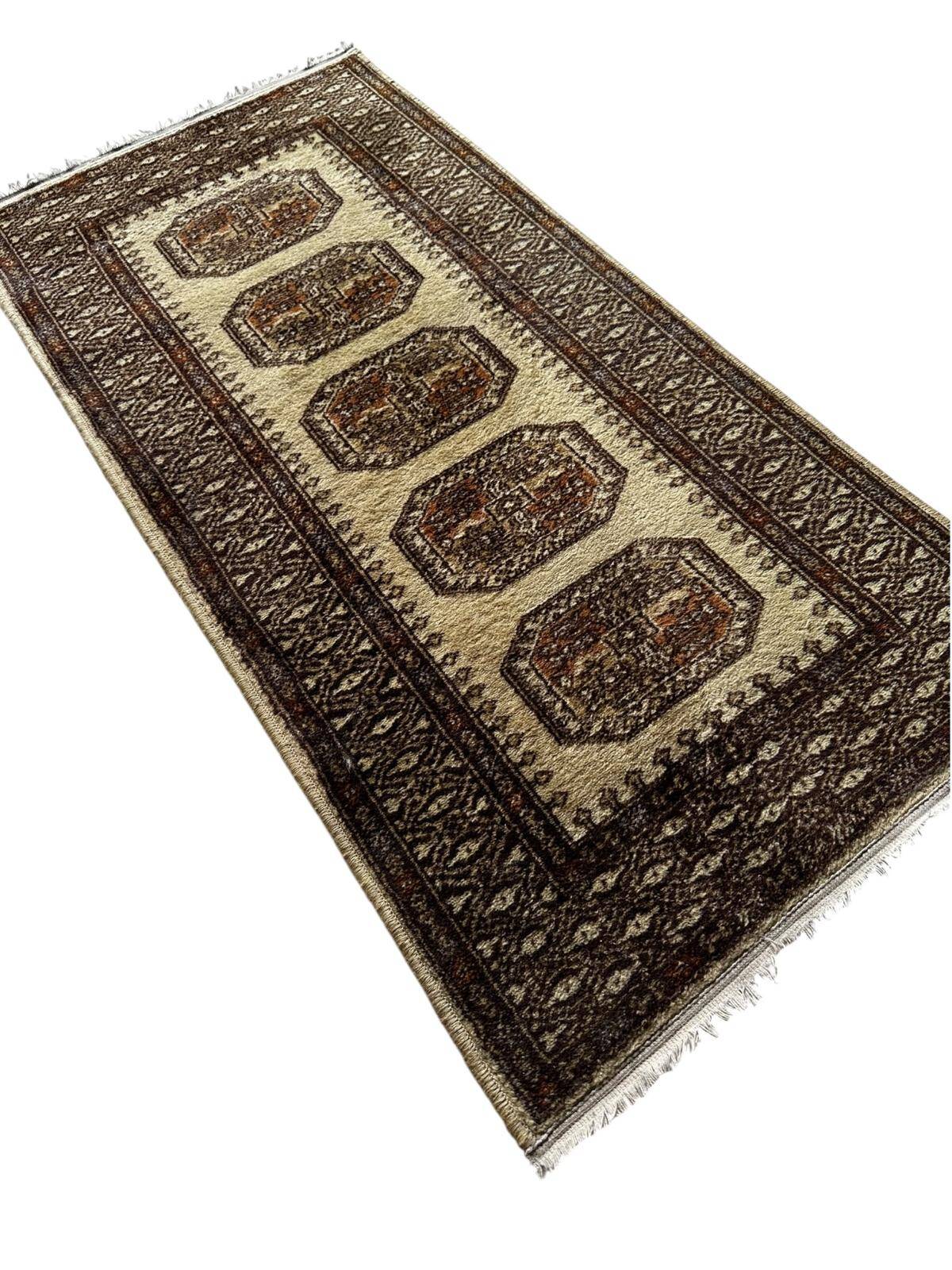 Oriental style rug 135cm x 70cm