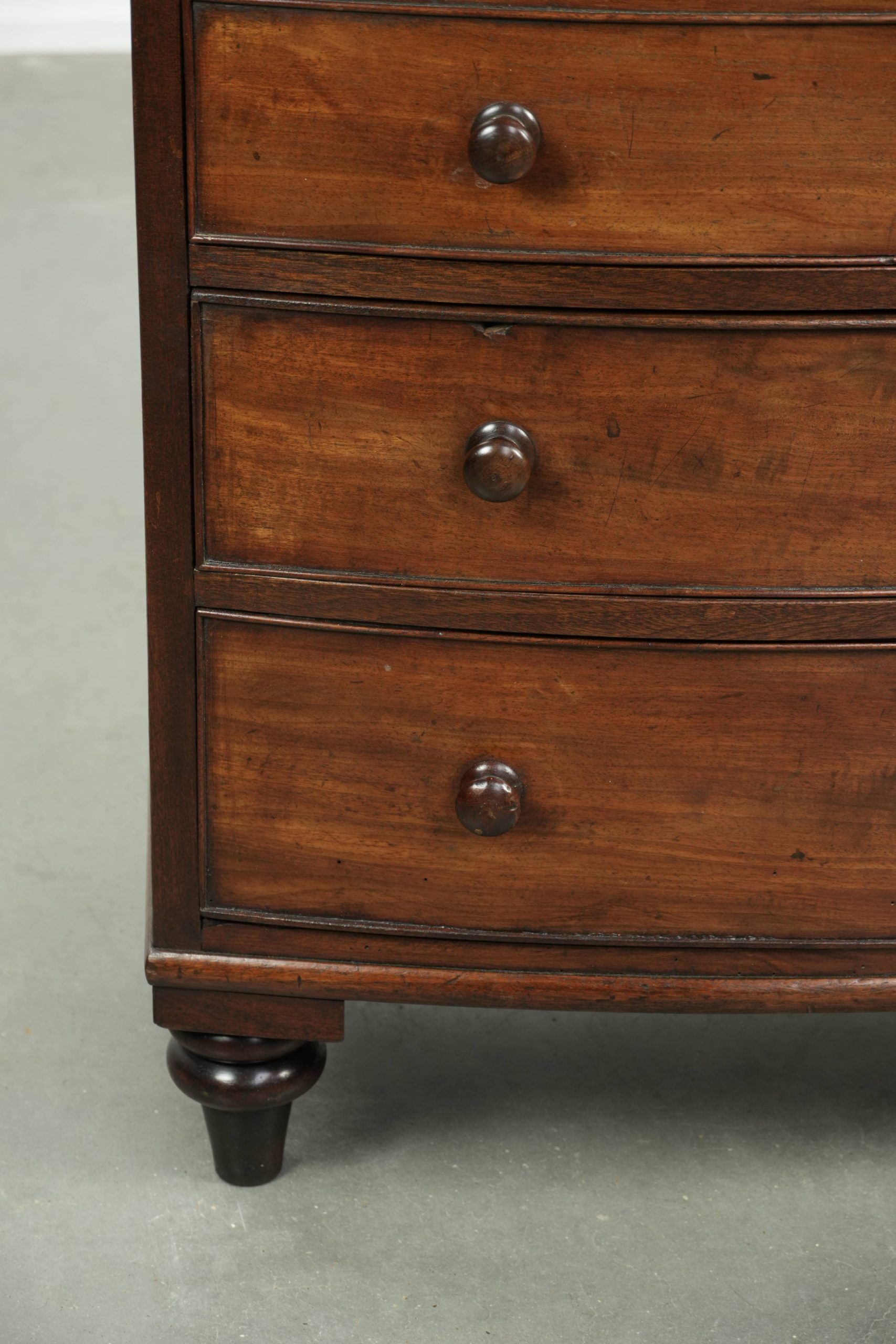 Commode anglaise du 19e siècle en taille subtile et unique.