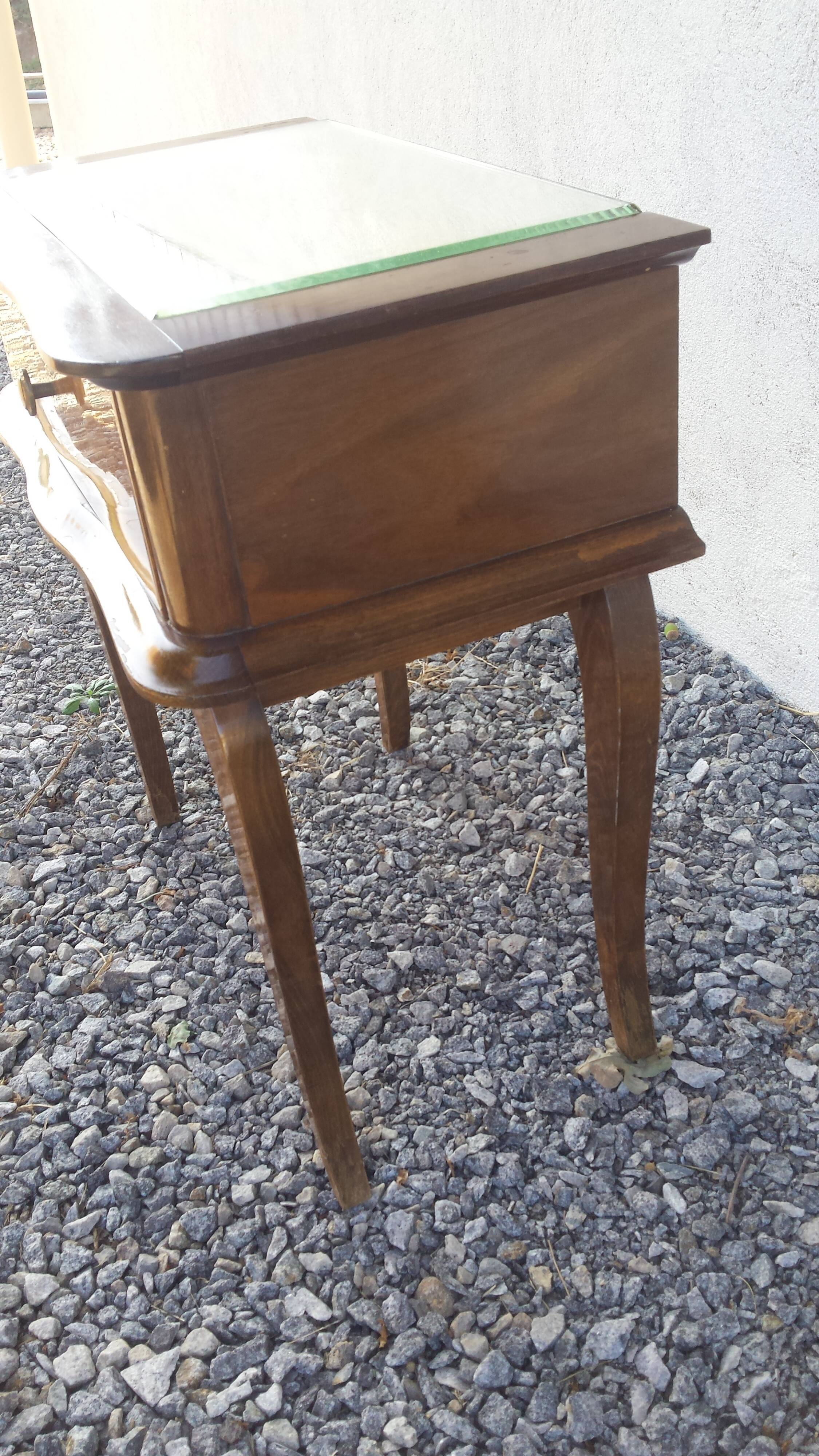 Table with rounded lines