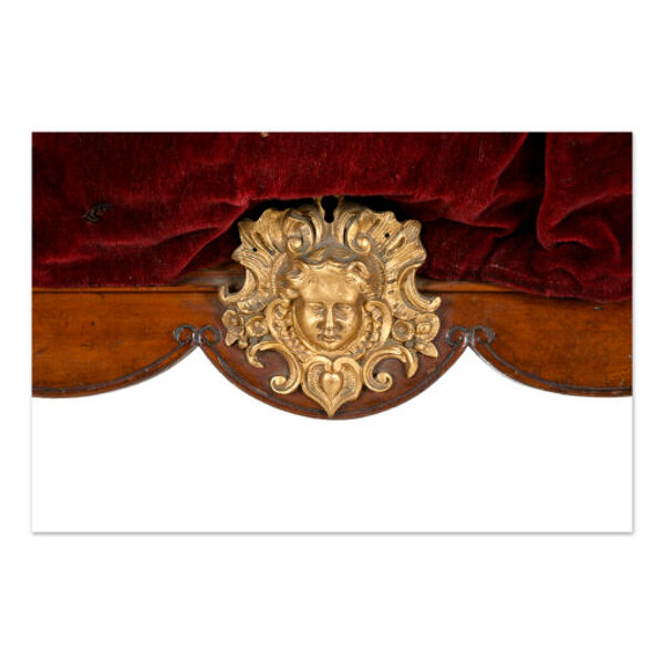 Vitrine de bijoutier en acajou à piètements en bronze doré