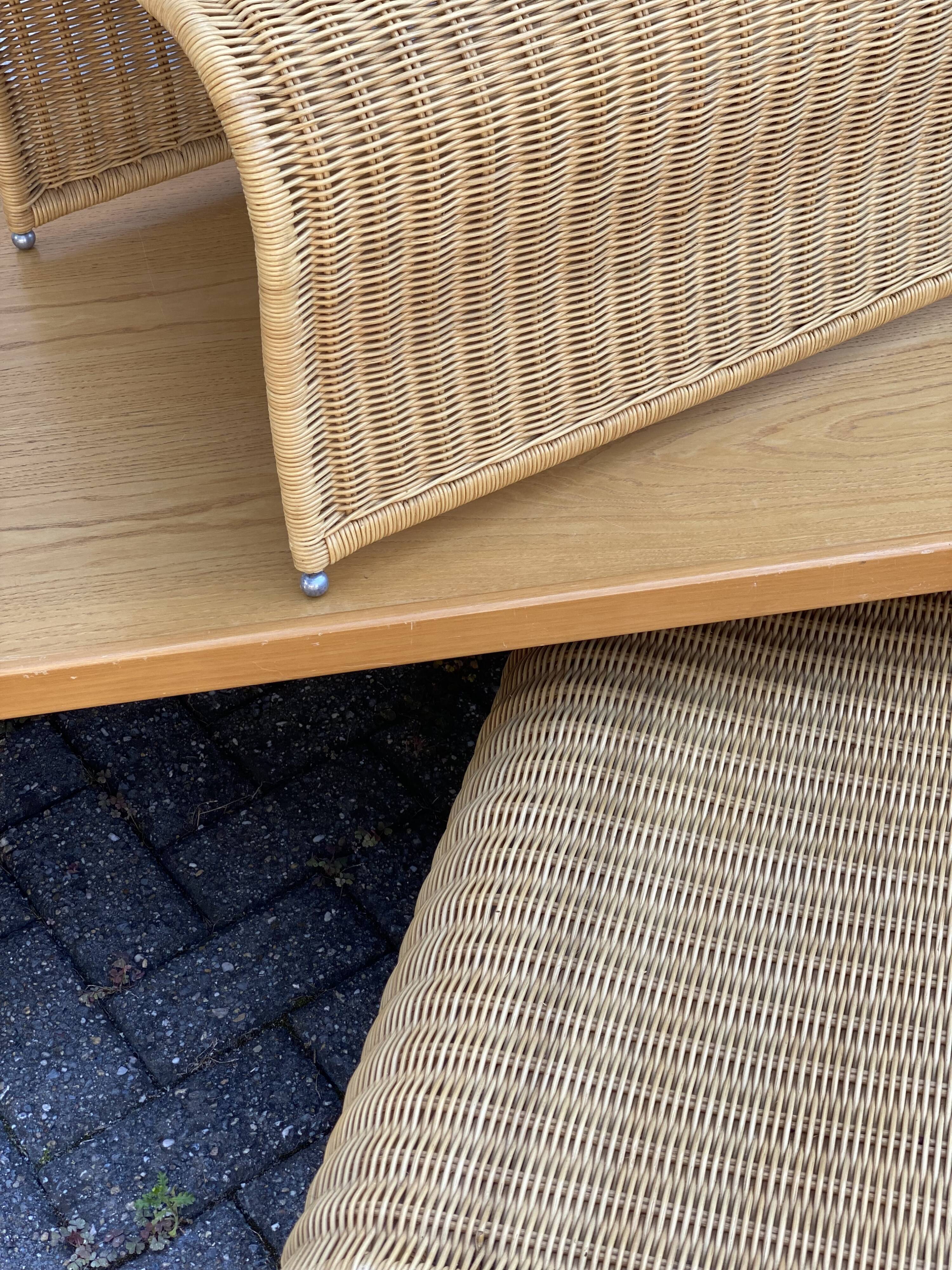 Pine wood and ratan table with 2 ottomans