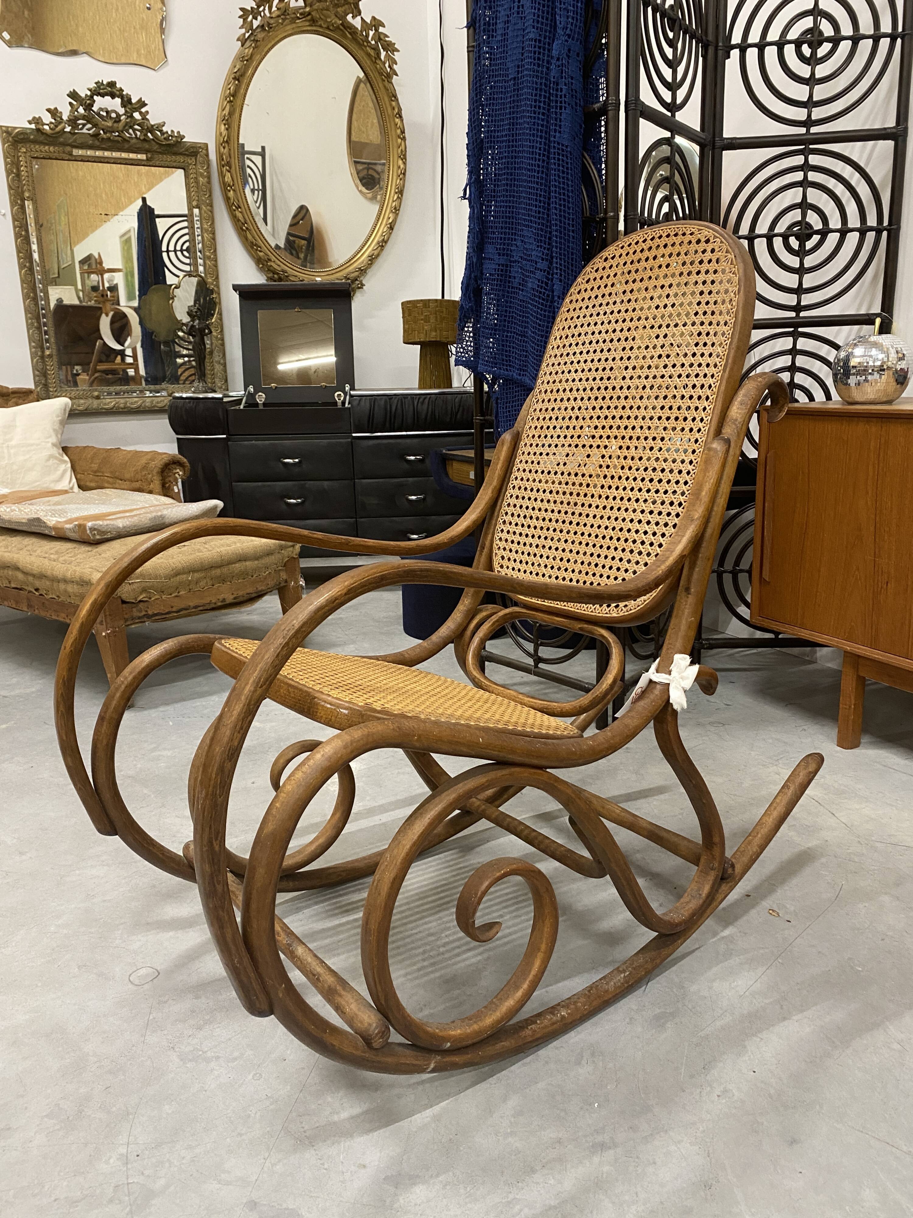 Rocking chair Thonet en bois courbé et cannage