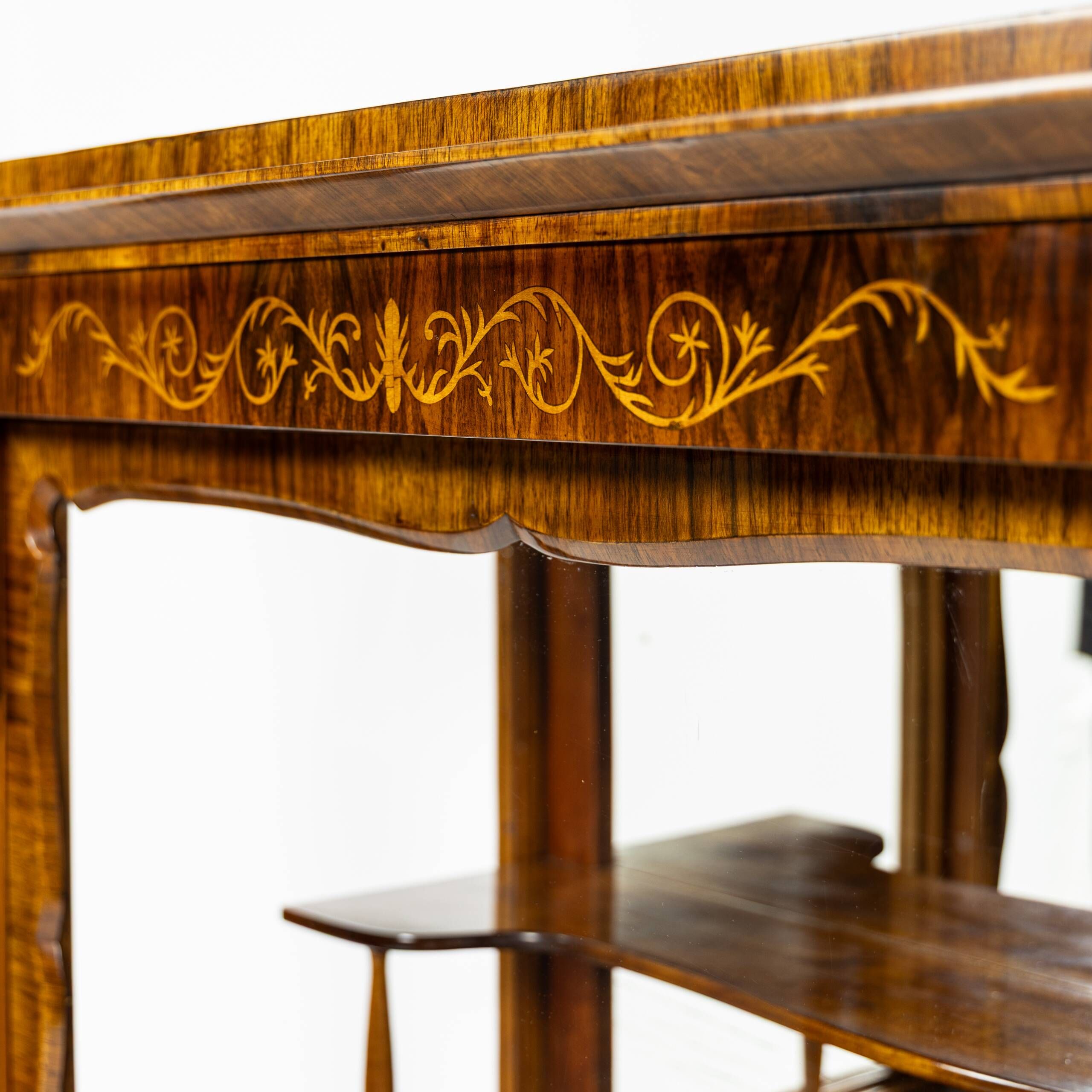 Small Biedermeier / Louis-Philippe display cabinet in walnut and birch 1840-1860