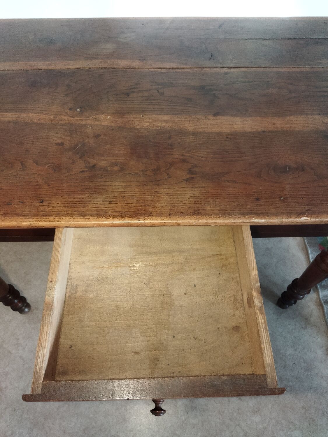 Desk with turned legs