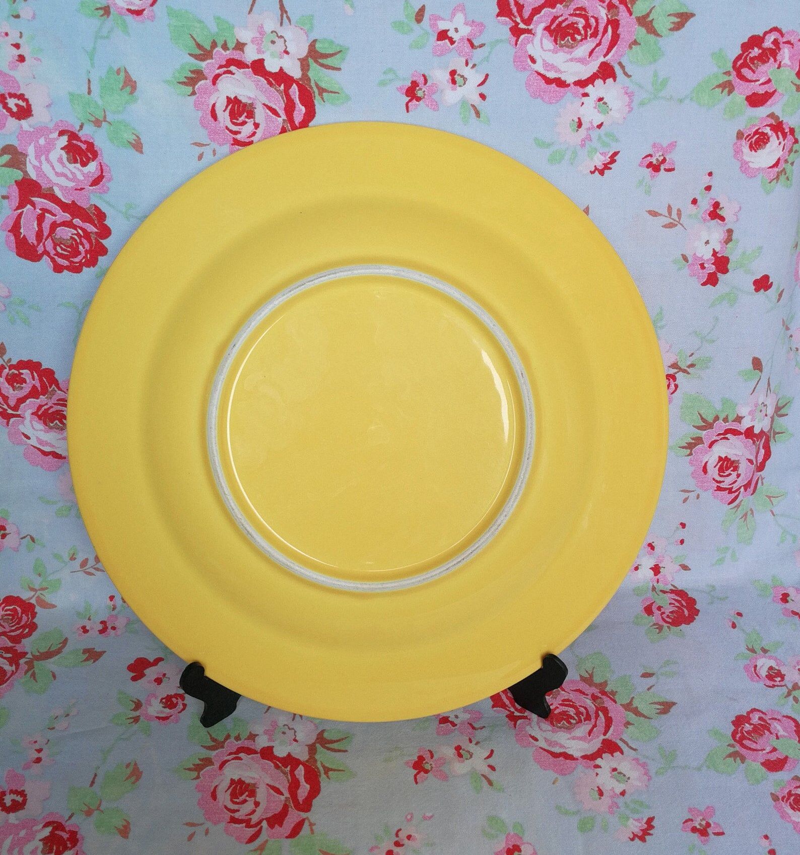 Old round plate in yellow faïence