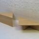 Pair de tables triangulaires en travertin