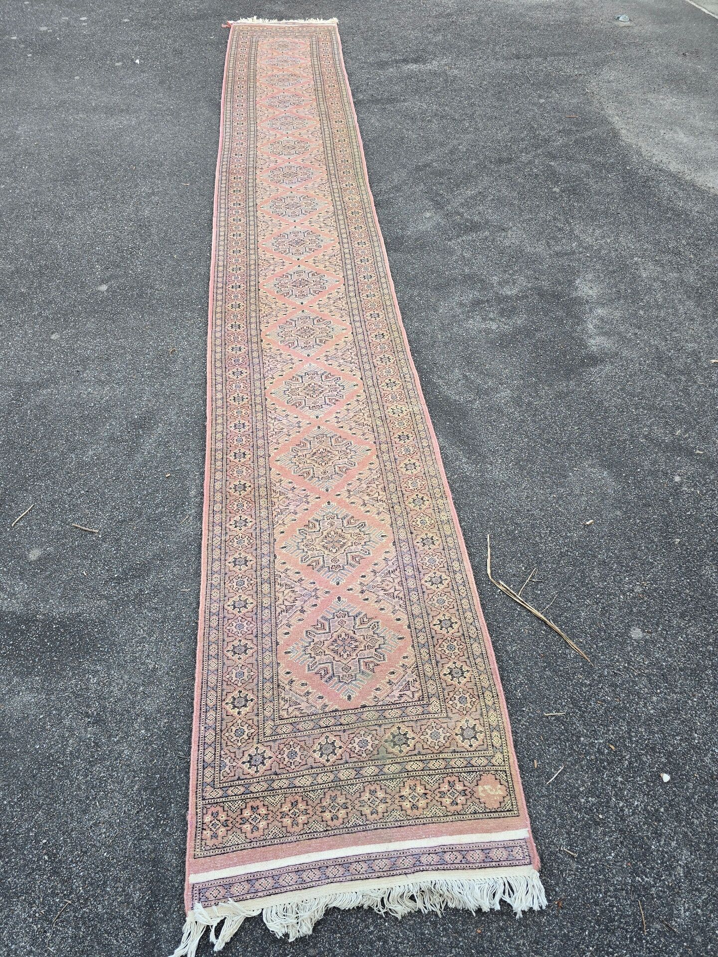 Large hand-knotted Pakistani hallway rug 565 × 75 cm – 100% wool