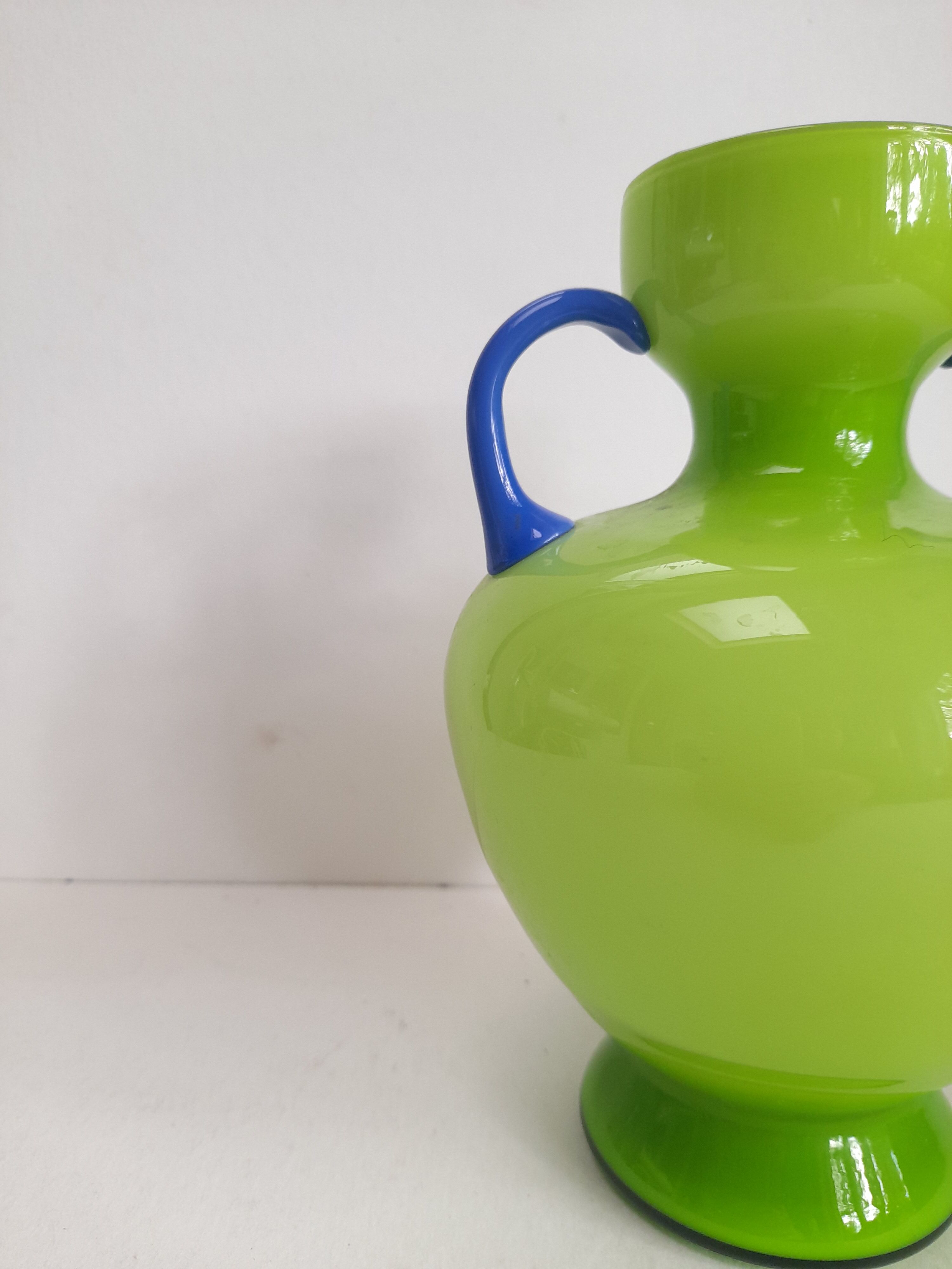 Vase vert à anses bleues en opaline italienne