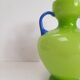 Vase vert à anses bleues en opaline italienne
