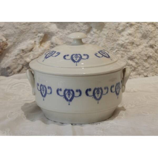 Small soup tureen, covered pot, in Saint Uze earthenware, early 20th century.