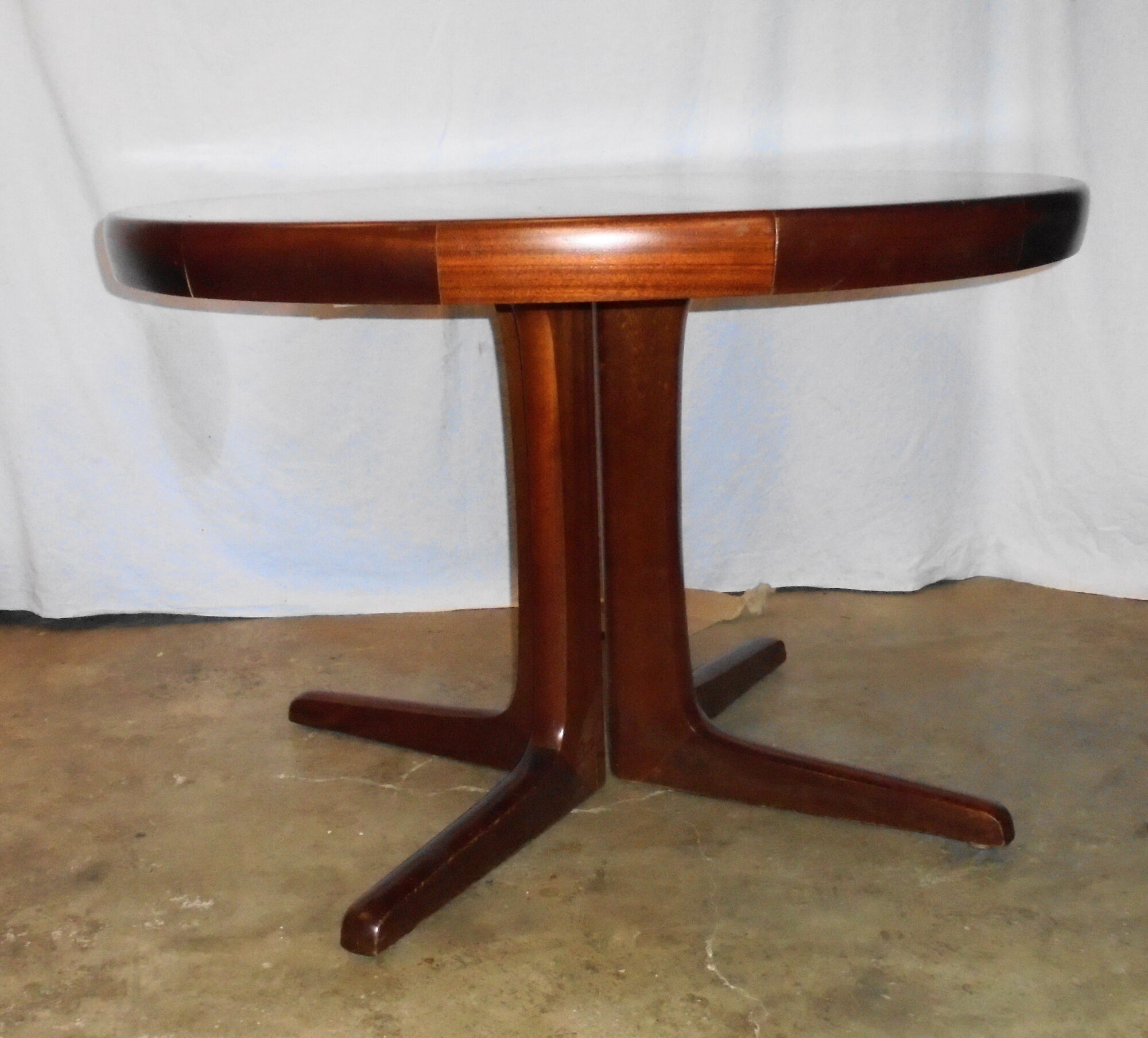 Round dining table with 2 70s extensions