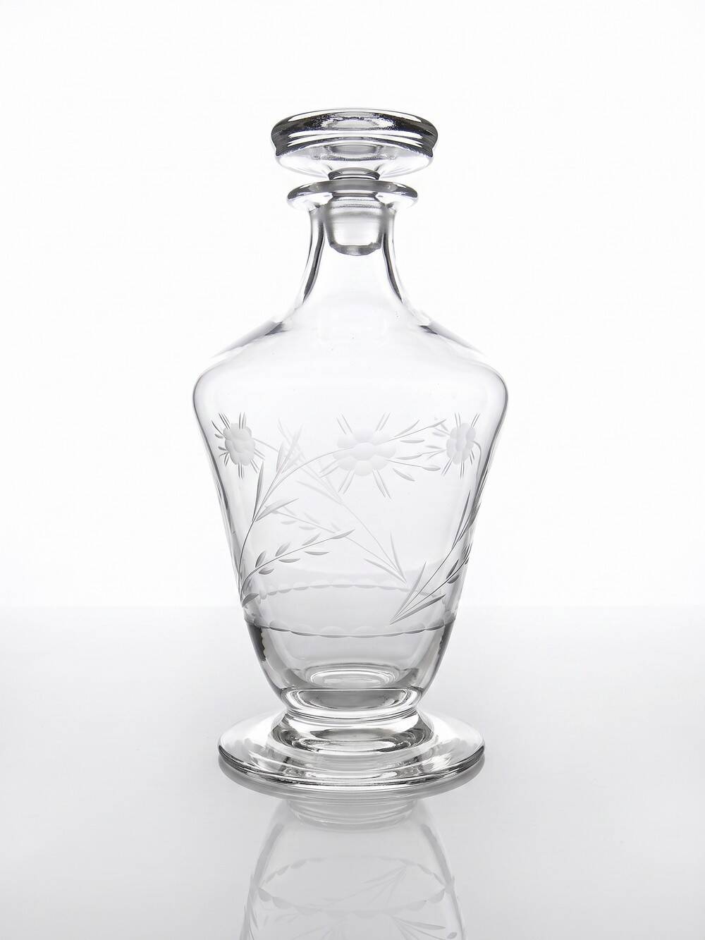 Small antique decanter in engraved Bohemian crystal, early 20th century.