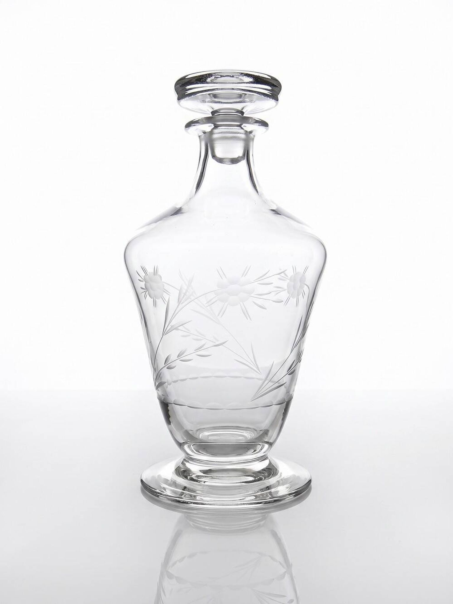 Small antique decanter in engraved Bohemian crystal, early 20th century.