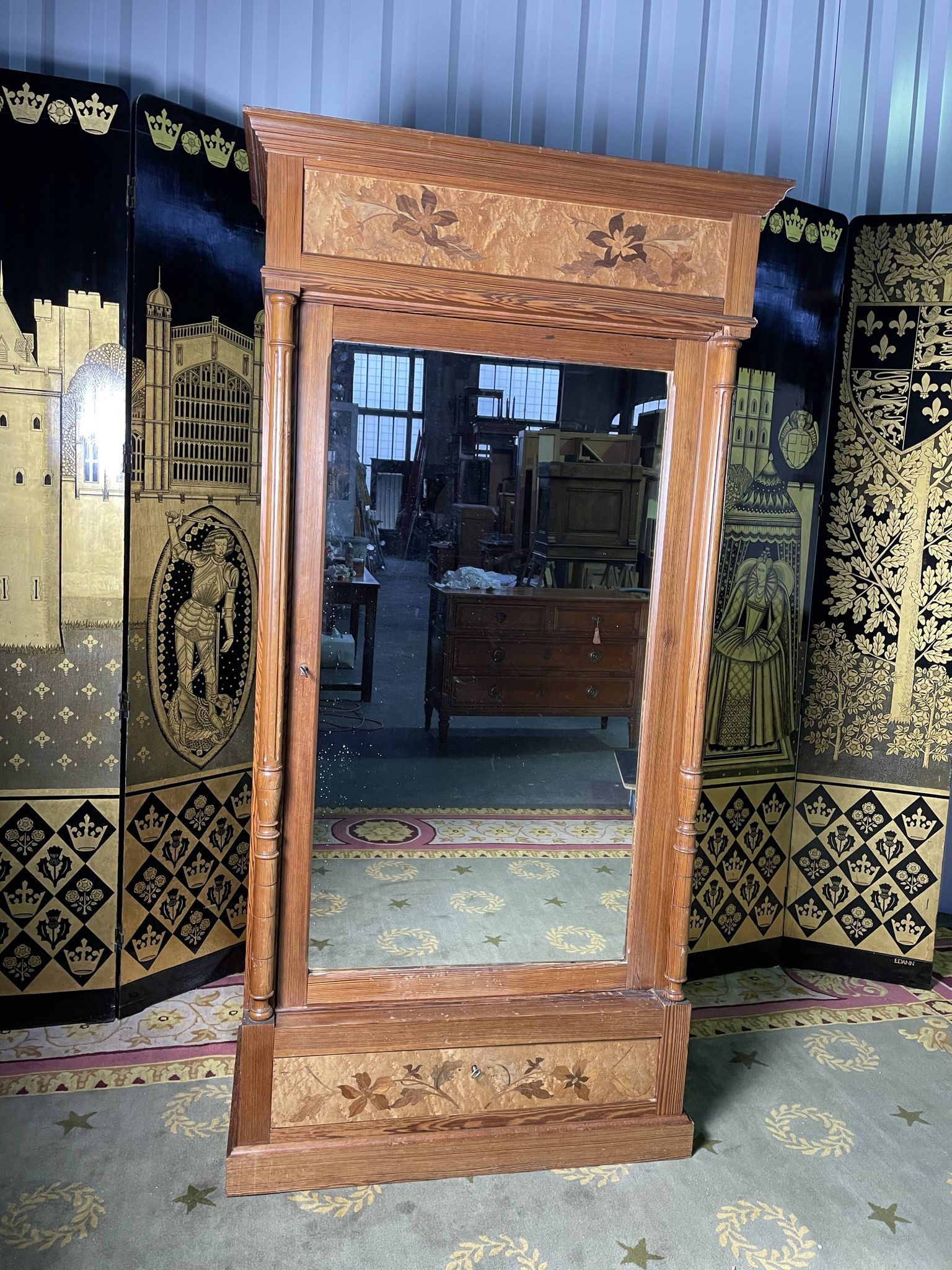 Armoire à glace en pitchpin et marqueterie