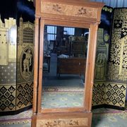 Armoire à glace en pitchpin et marqueterie