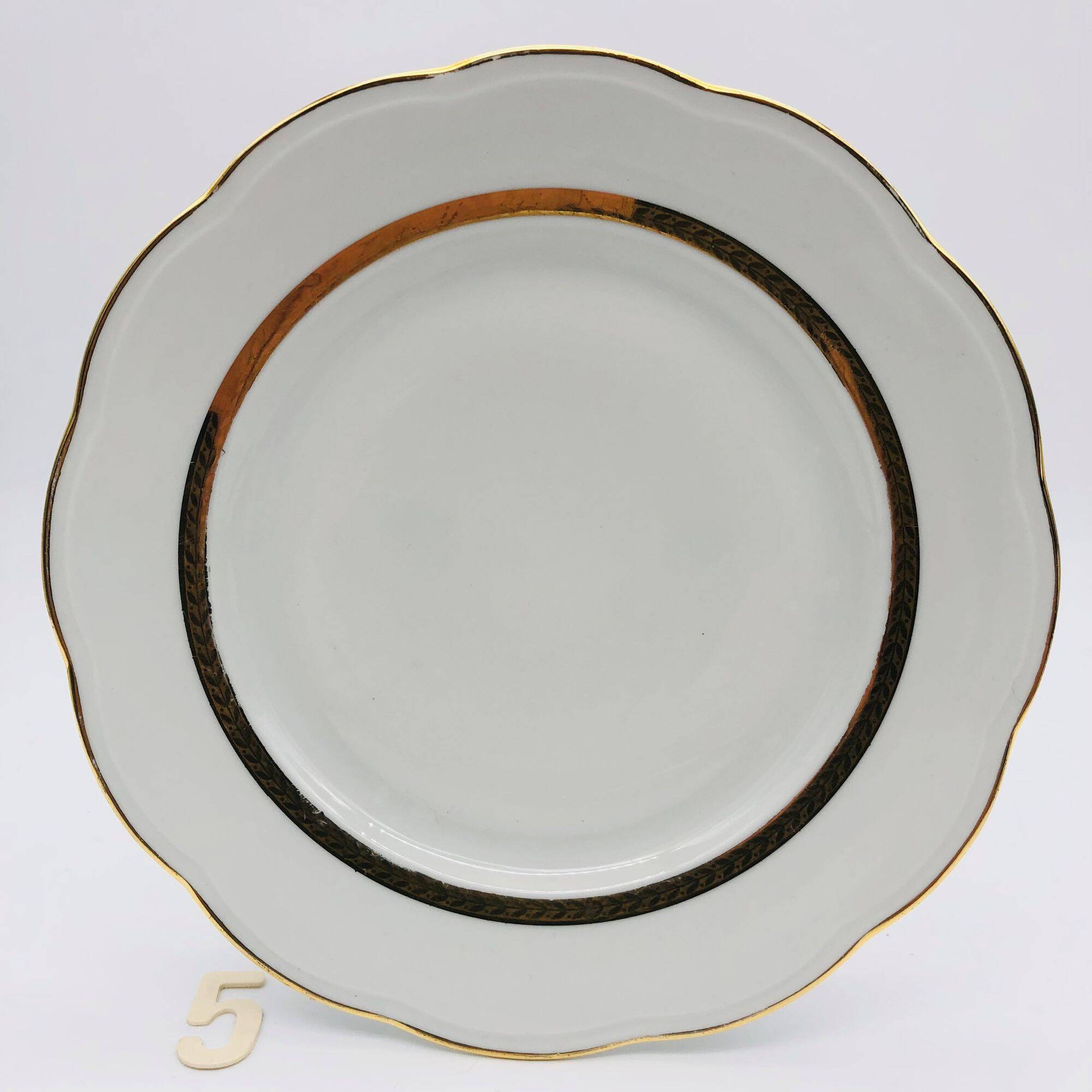 6 flat plates. In S.F.P. Limoges porcelain.