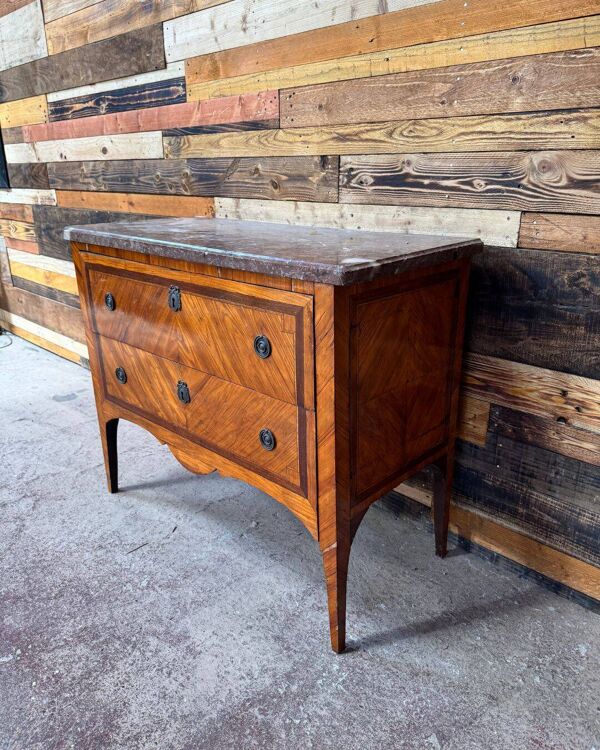 Commode sauteuse en bois fruitier et marbre