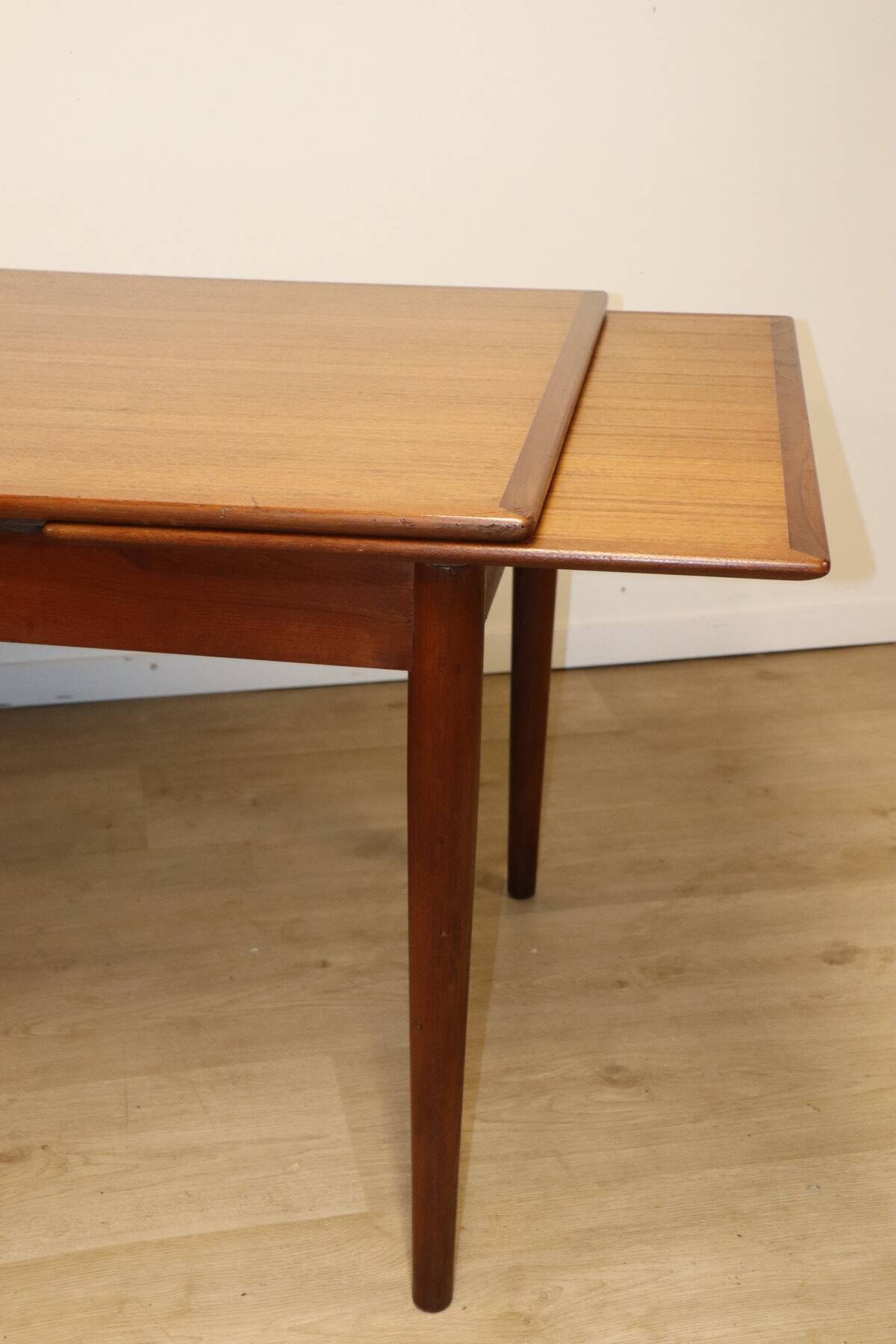 Danish Scandinavian extendable dining table in teak, 1960.