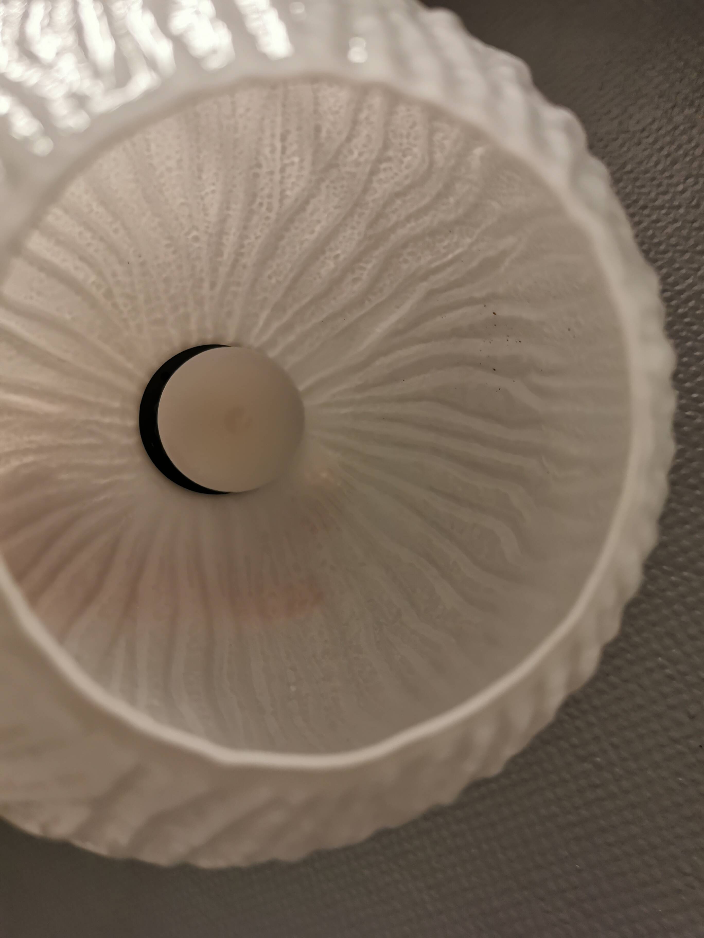 Suspension danoise en verre blanc laiteux ,années 1960.