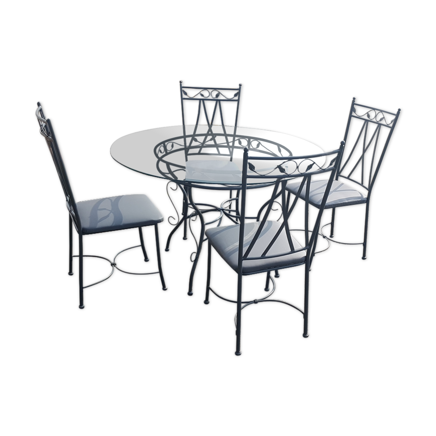Table ronde et 4 chaises en fer forgé